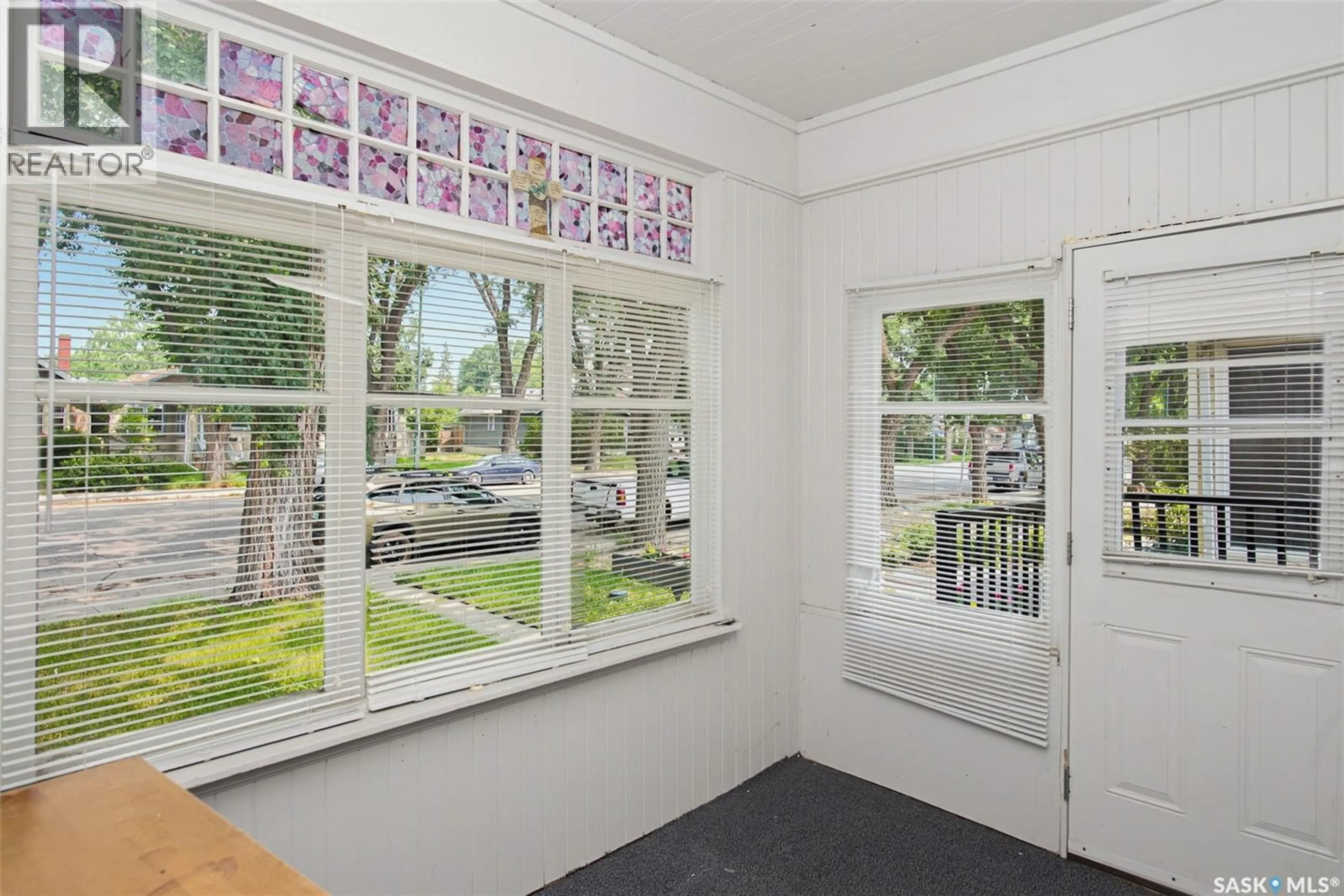 Indoor foyer for 3621 DEWDNEY AVENUE, Regina Saskatchewan S4T0Z6