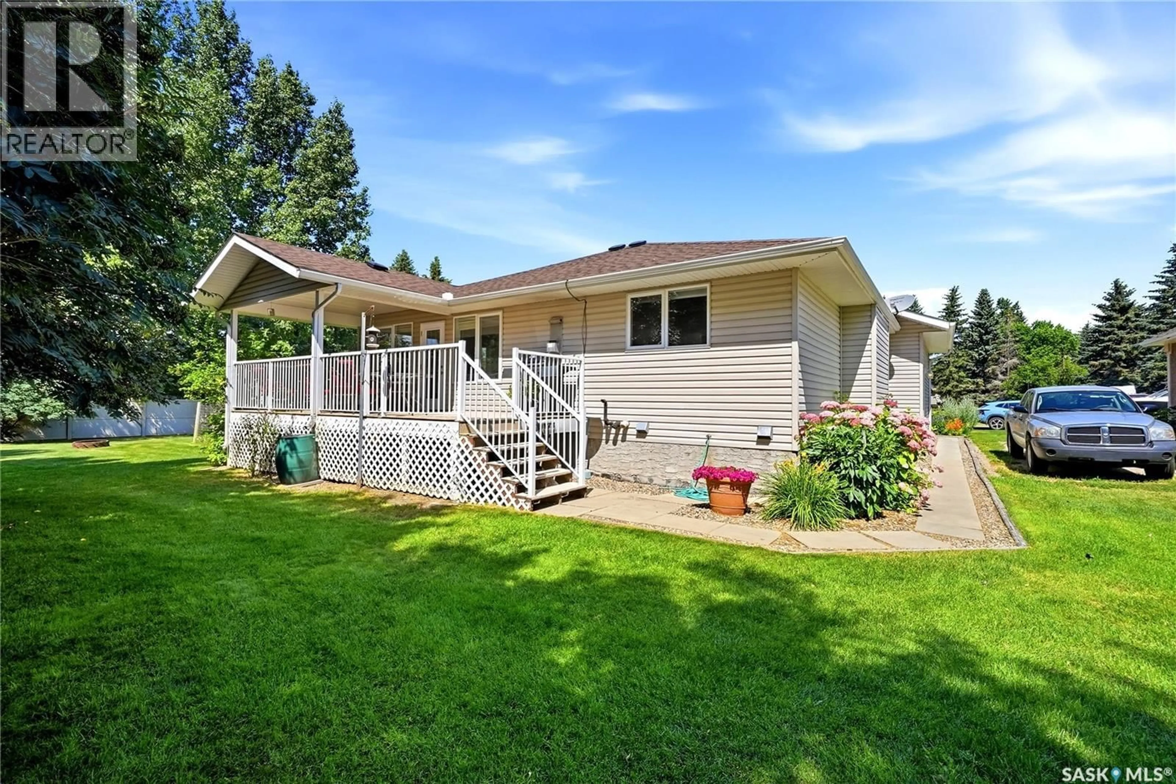 Home with vinyl exterior material, water/lake/river/ocean view for 28 ROSEDALE AVENUE, Katepwa Beach Saskatchewan S0G2K0
