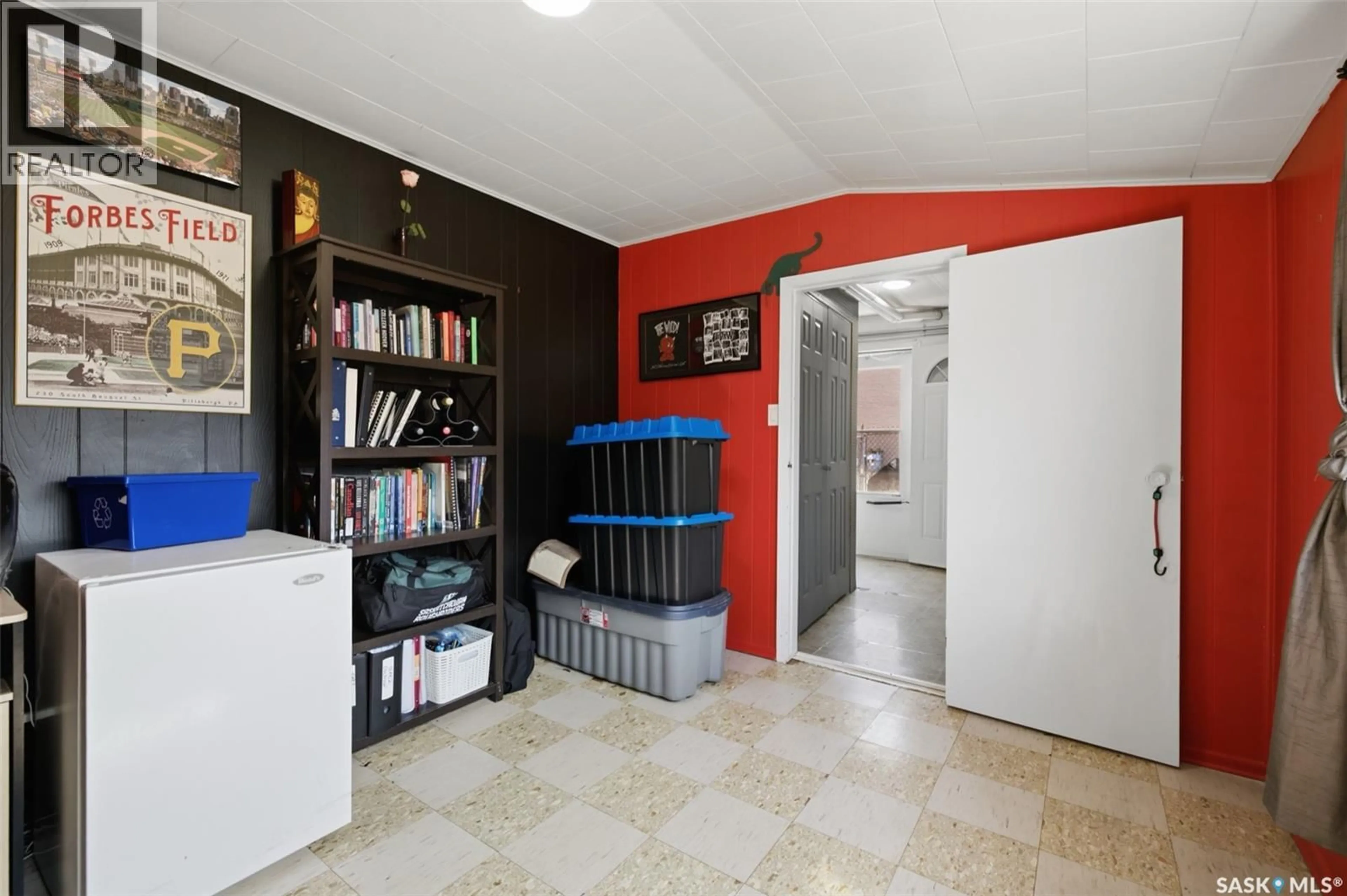 Indoor foyer for 1924 YORK STREET, Regina Saskatchewan S4T4R4