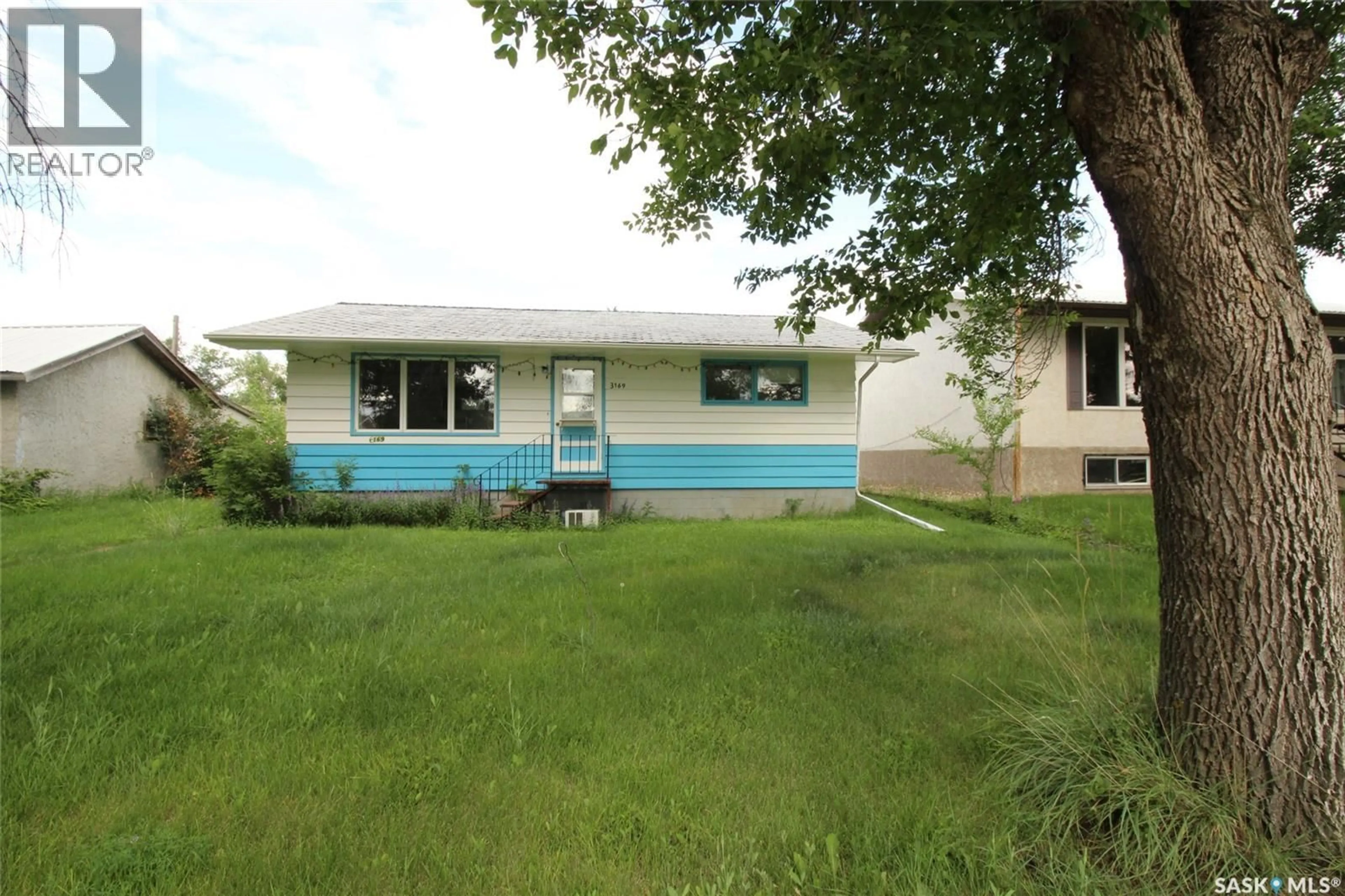 Home with vinyl exterior material, street for 3169 RUTLAND AVENUE, Gull Lake Saskatchewan S0N1A0