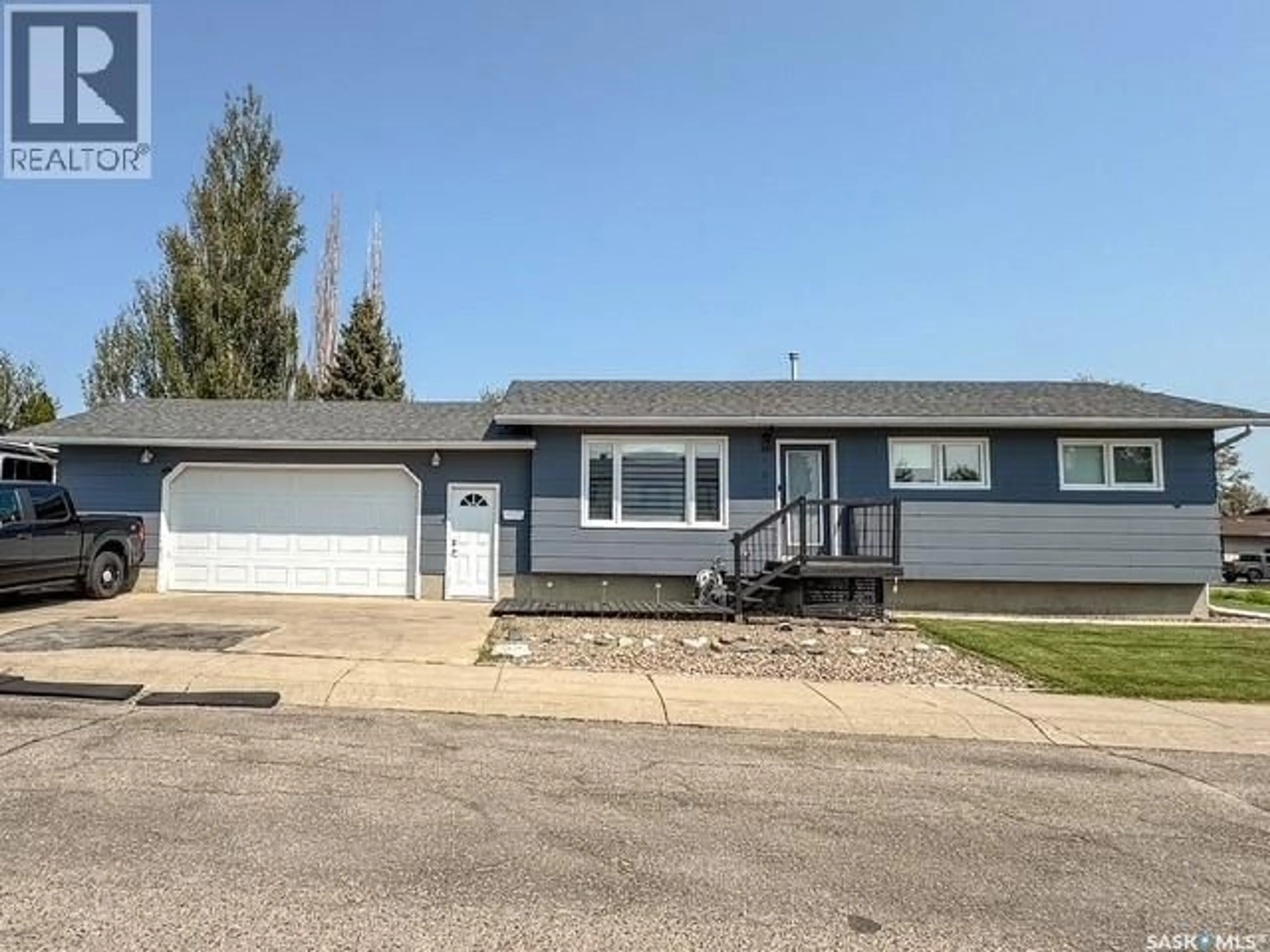 Home with vinyl exterior material, street for 405 NORTHCOTE DRIVE, Swift Current Saskatchewan S9H4T7