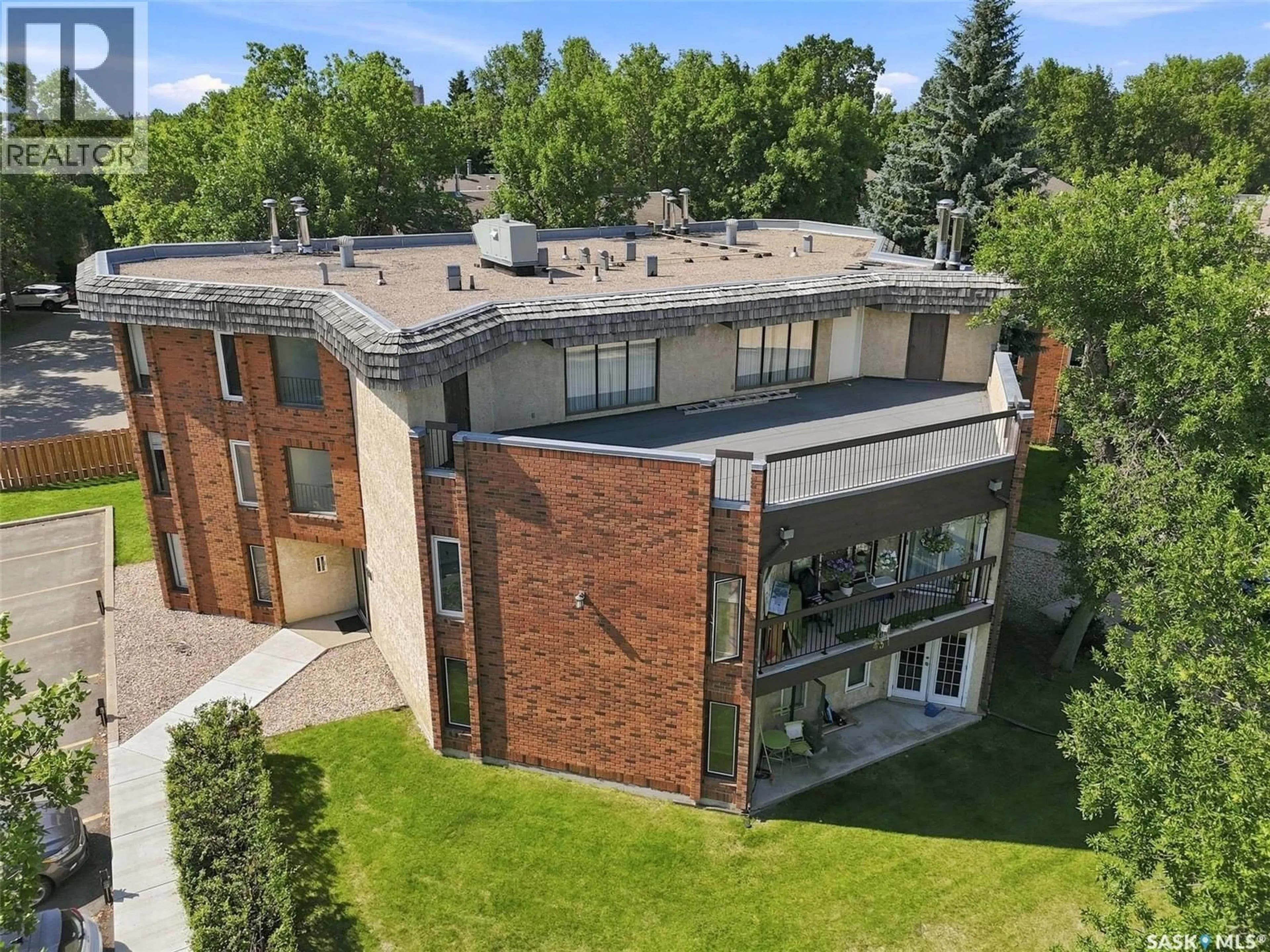 A pic from outside/outdoor area/front of a property/back of a property/a pic from drone, building for 102 - 431 TAIT COURT, Saskatoon Saskatchewan S7H5L3
