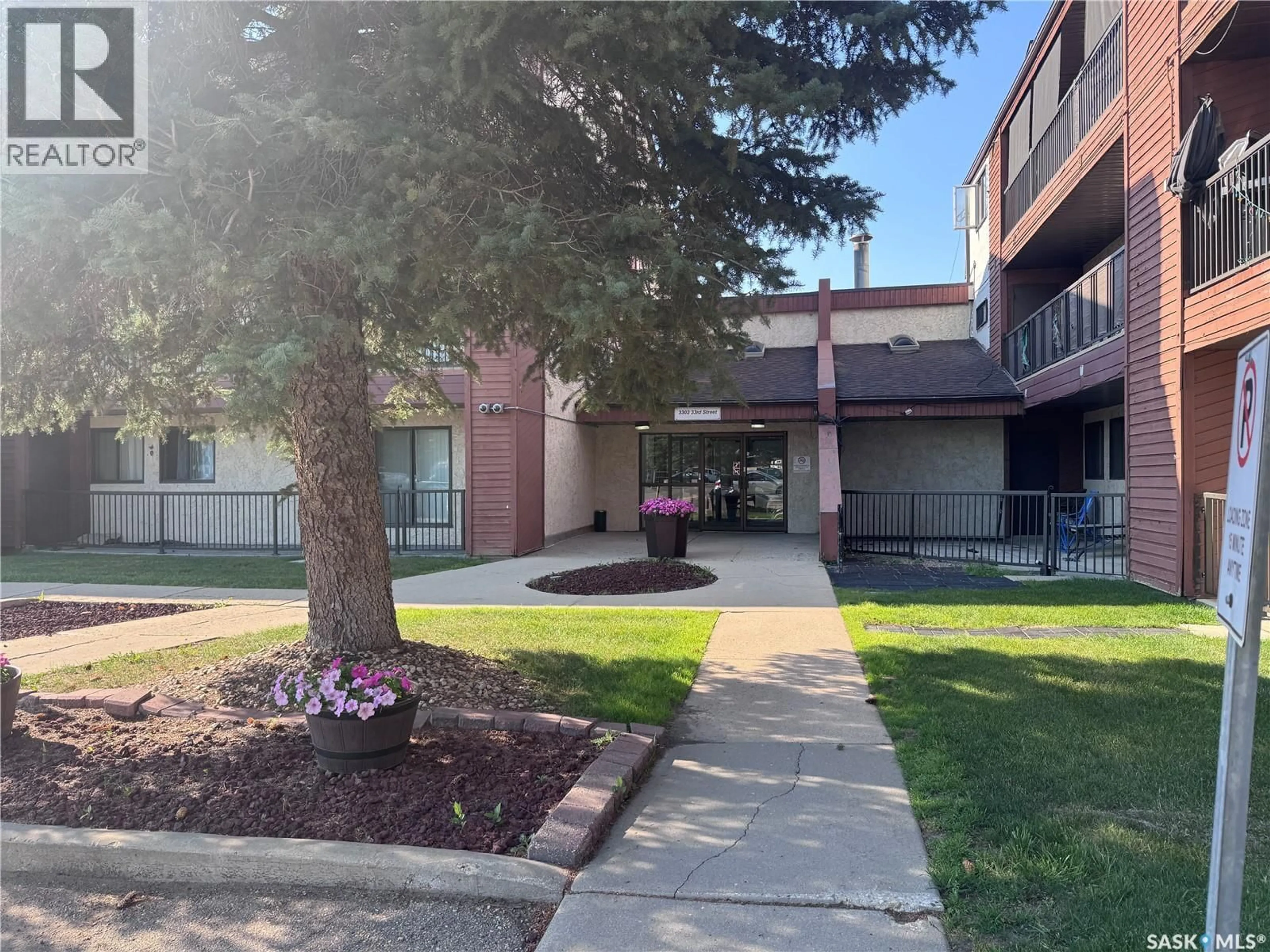 Indoor foyer for 118 - 3302 33RD STREET, Saskatoon Saskatchewan S7L6S5
