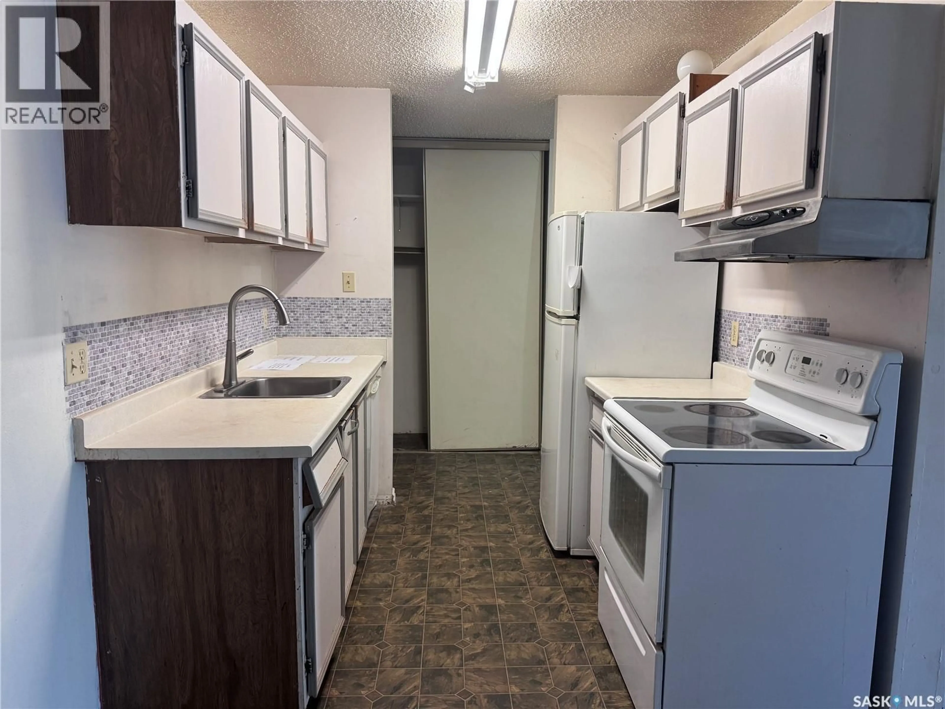 Standard kitchen, unknown for 118 - 3302 33RD STREET, Saskatoon Saskatchewan S7L6S5