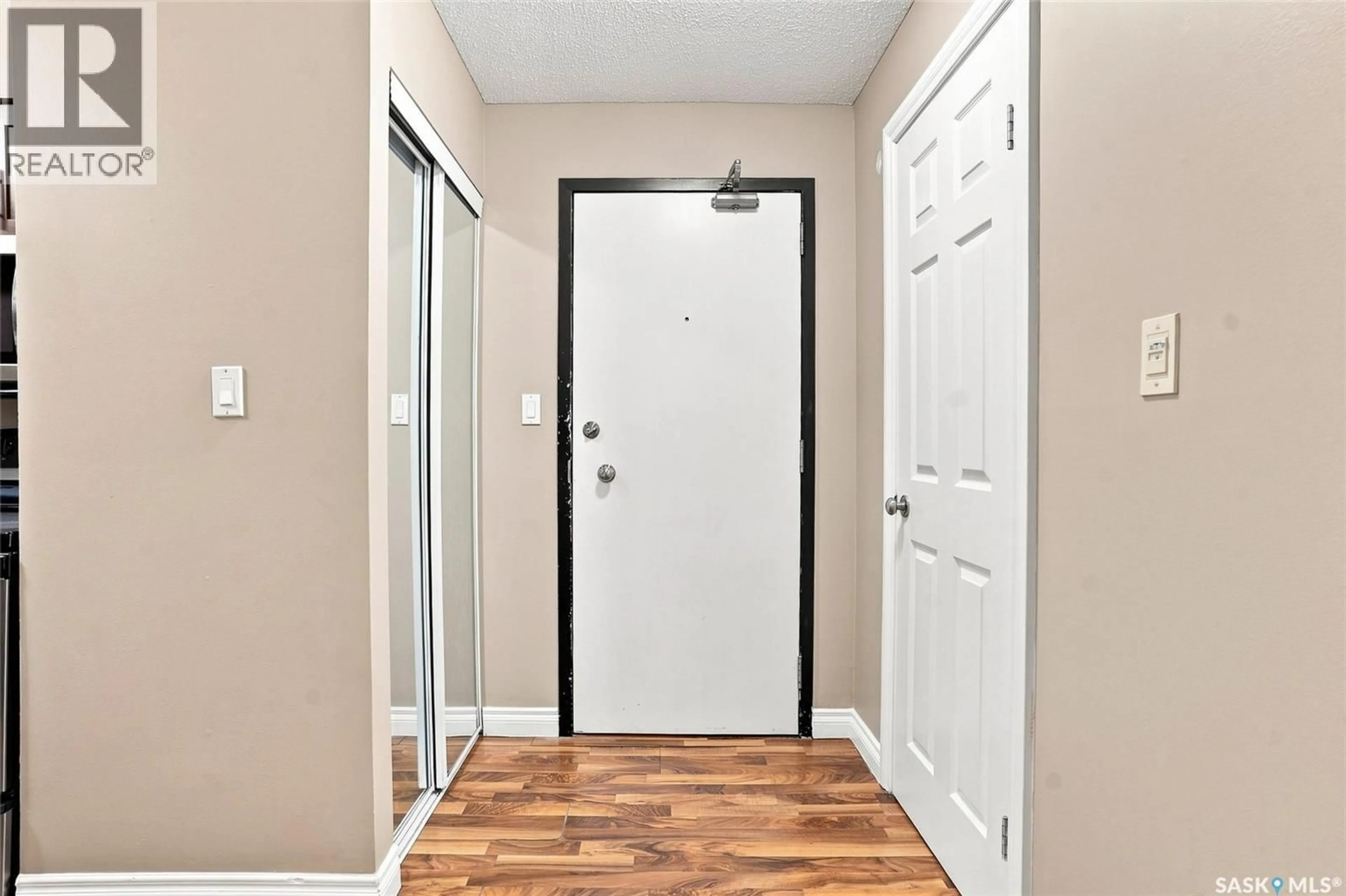 Indoor entryway for 8 104 104TH STREET, Saskatoon Saskatchewan S7N1M8