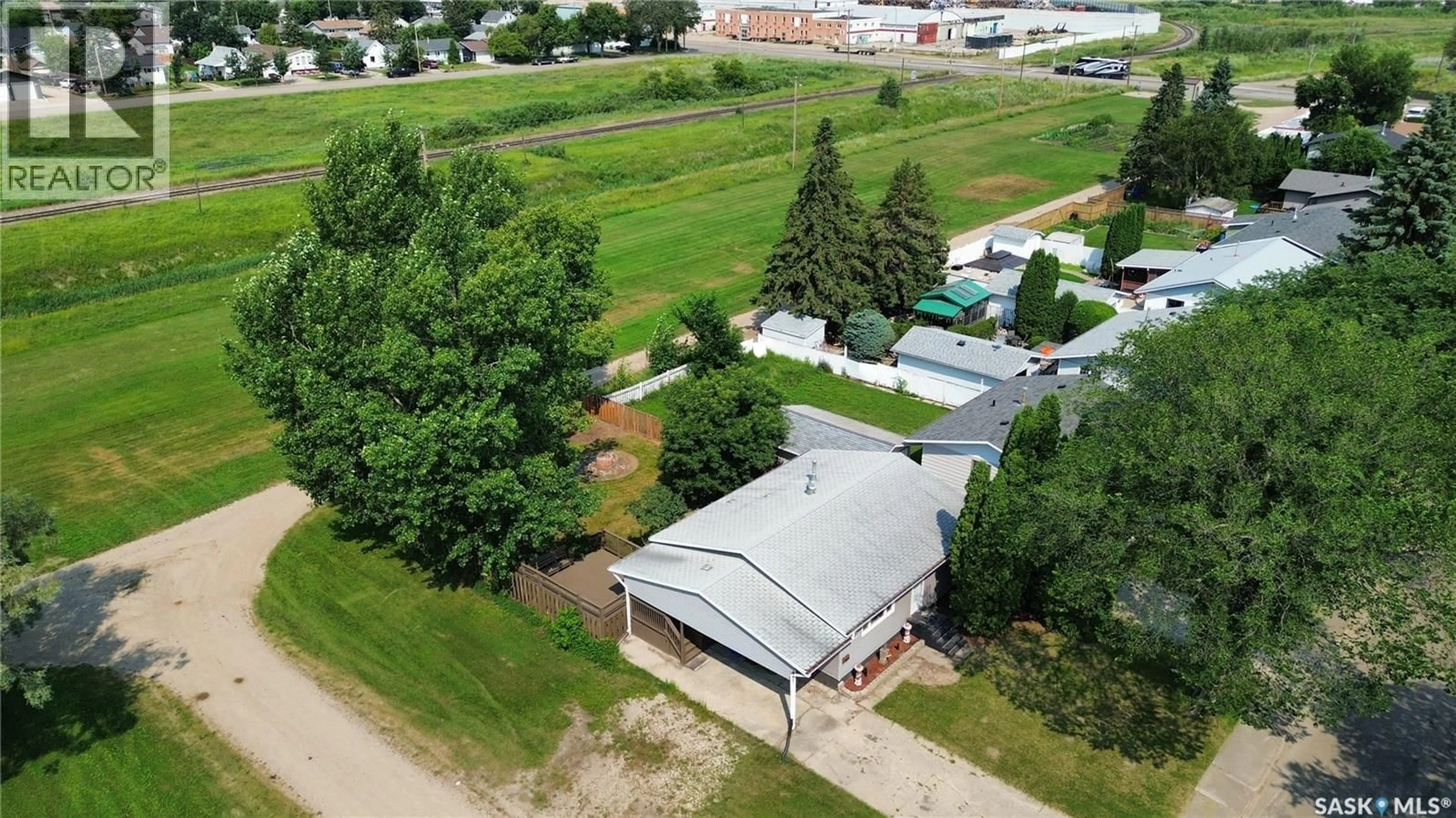 A pic from outside/outdoor area/front of a property/back of a property/a pic from drone, building for 348 MYRTLE AVENUE, Yorkton Saskatchewan S3N1T6