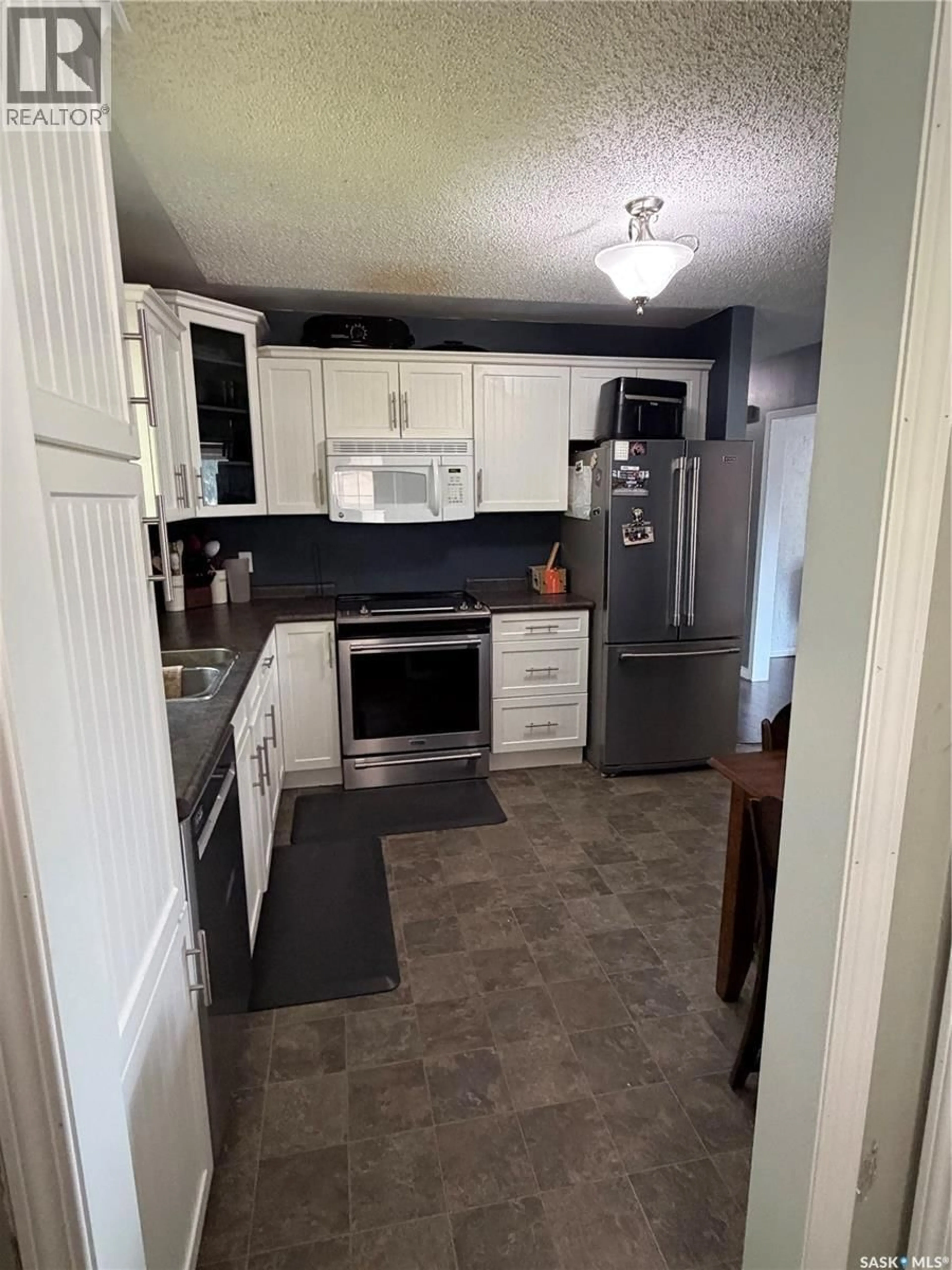 Standard kitchen, unknown for 348 MYRTLE AVENUE, Yorkton Saskatchewan S3N1T6