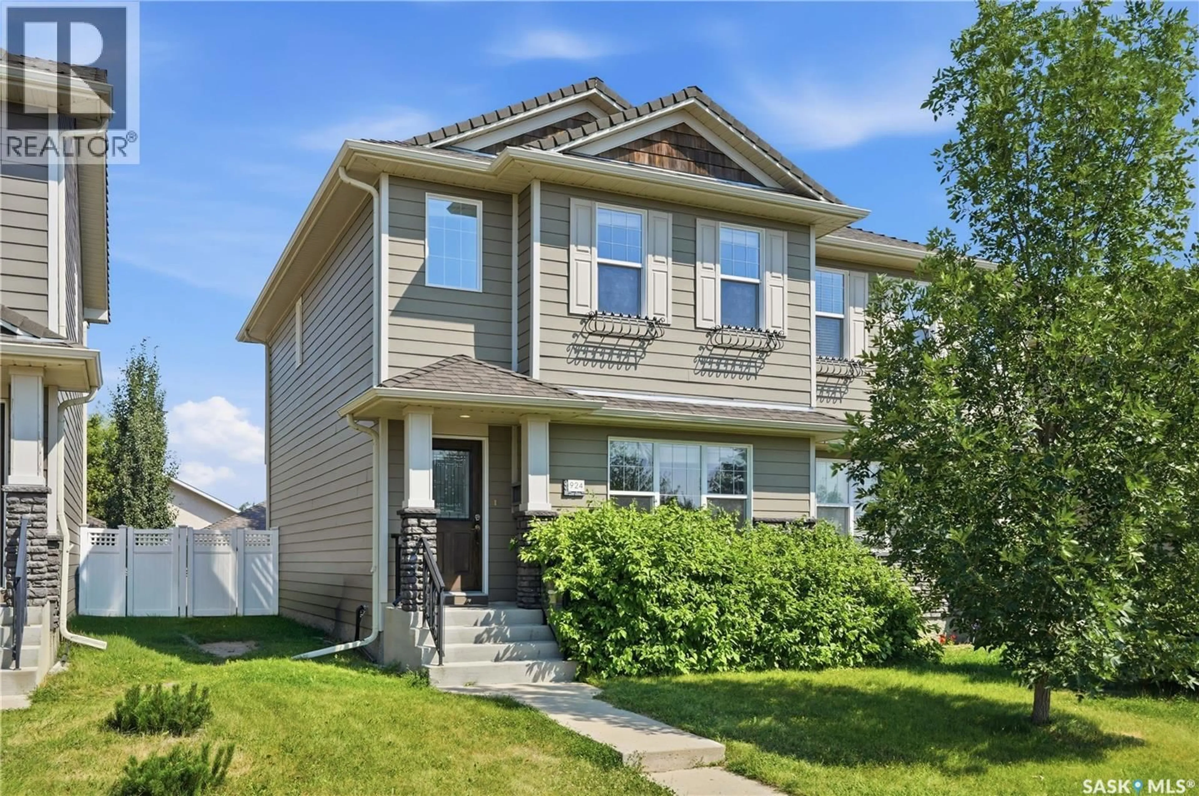 Home with vinyl exterior material, street for 924 STONEBRIDGE COMMON, Saskatoon Saskatchewan S7T0N2