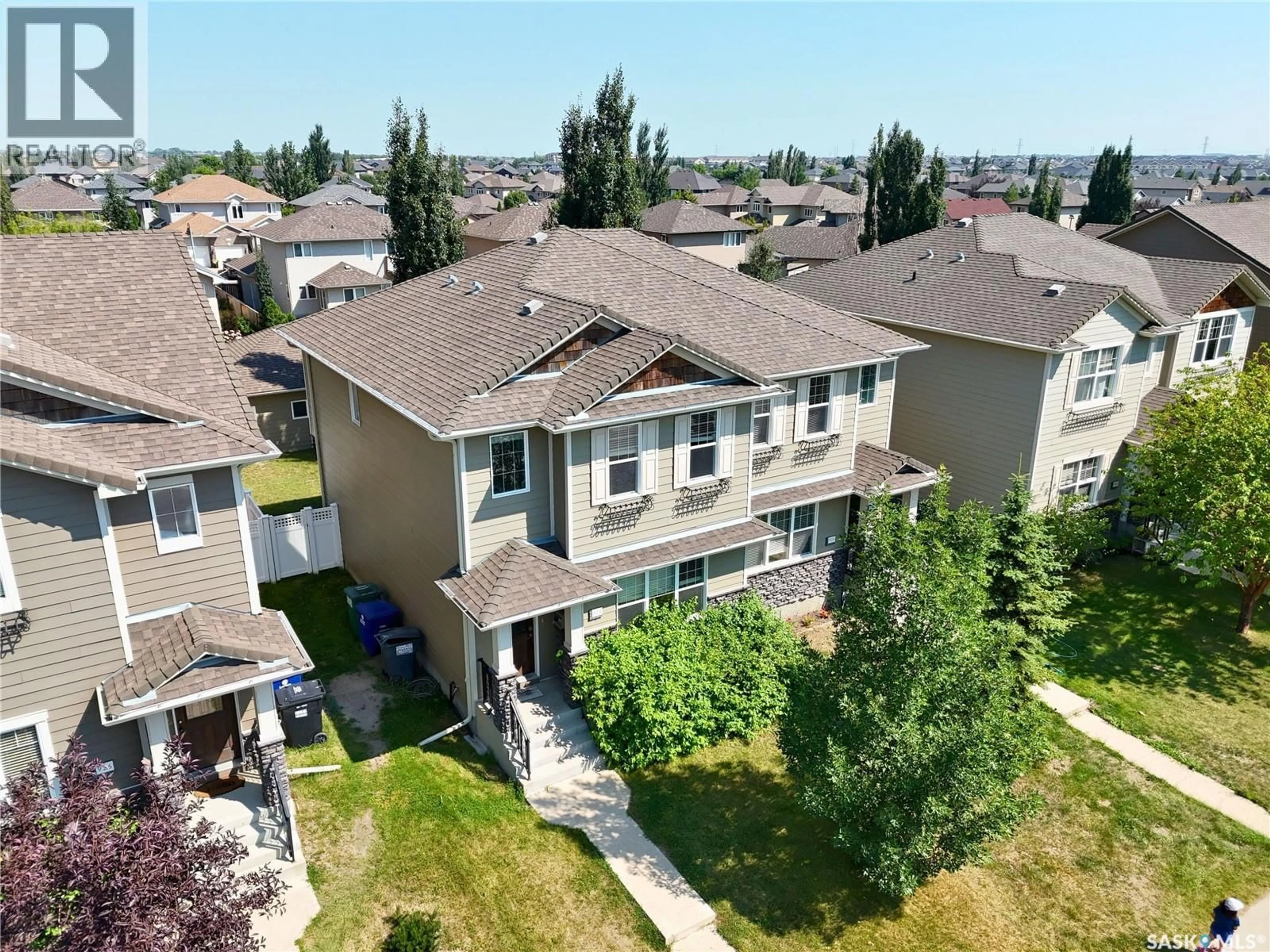 A pic from outside/outdoor area/front of a property/back of a property/a pic from drone, unknown for 924 STONEBRIDGE COMMON, Saskatoon Saskatchewan S7T0N2