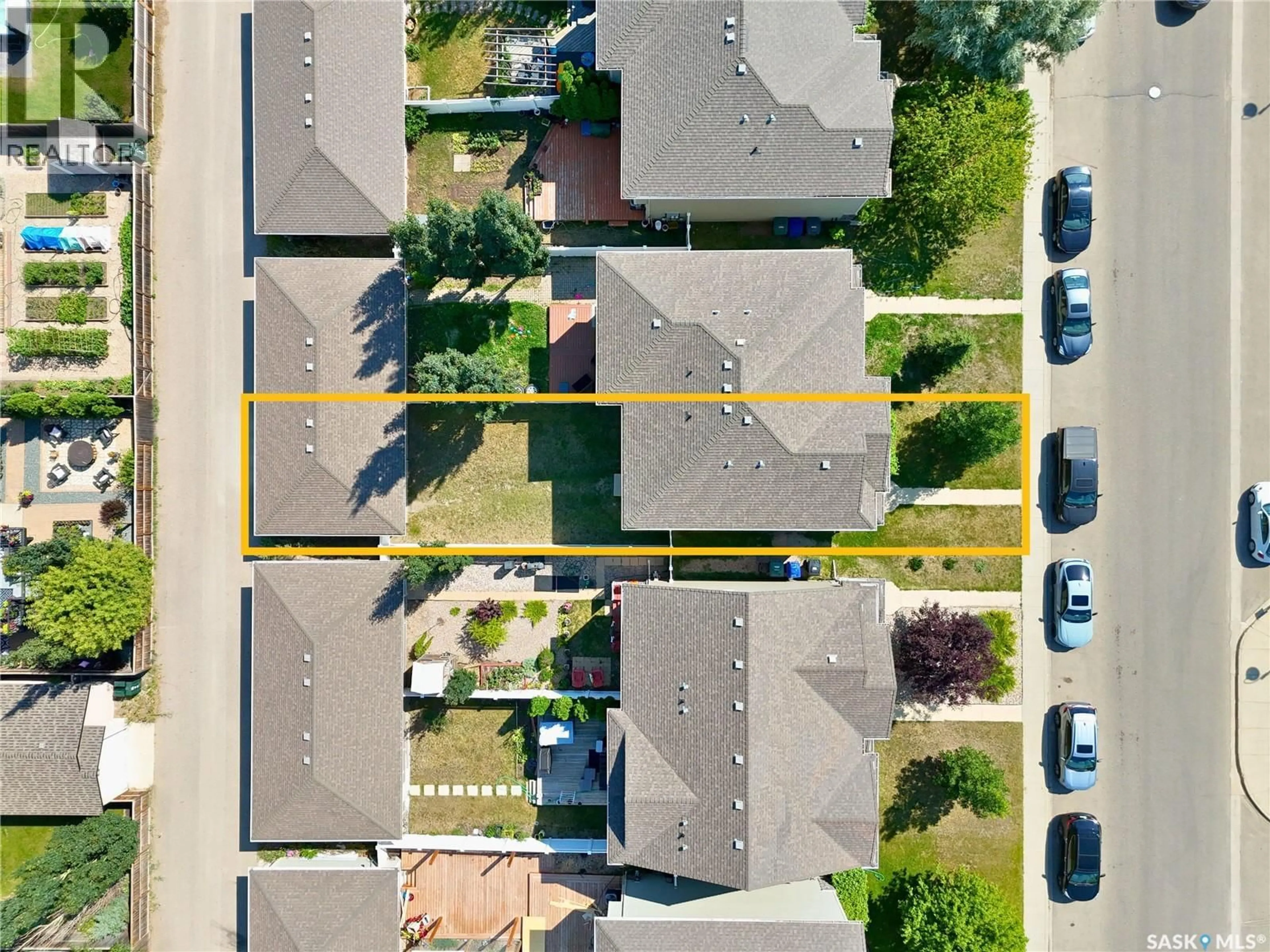 A pic from outside/outdoor area/front of a property/back of a property/a pic from drone, street for 924 STONEBRIDGE COMMON, Saskatoon Saskatchewan S7T0N2