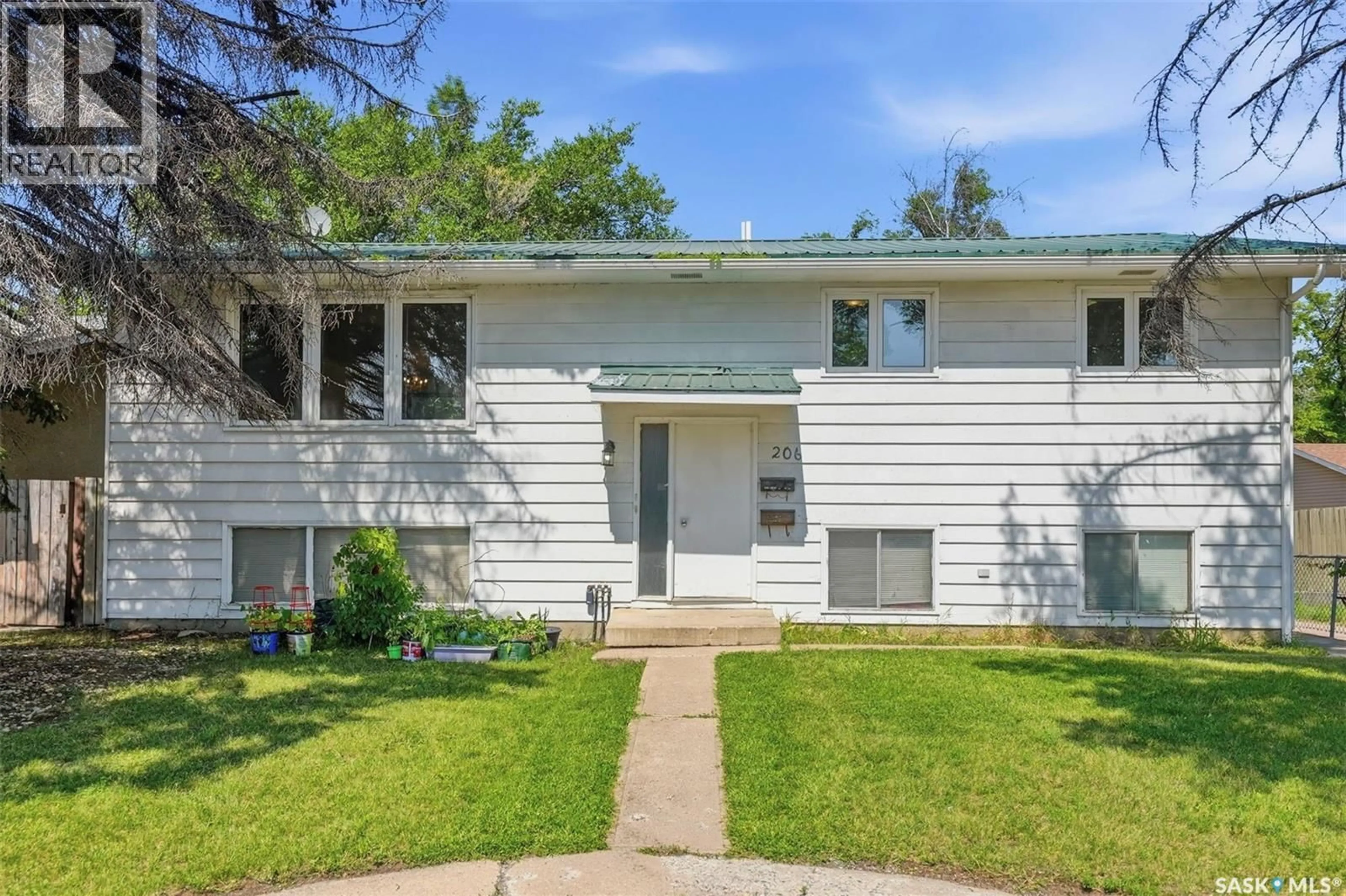 Home with vinyl exterior material, street for 206 CARLETON DRIVE, Saskatoon Saskatchewan S7H4C1