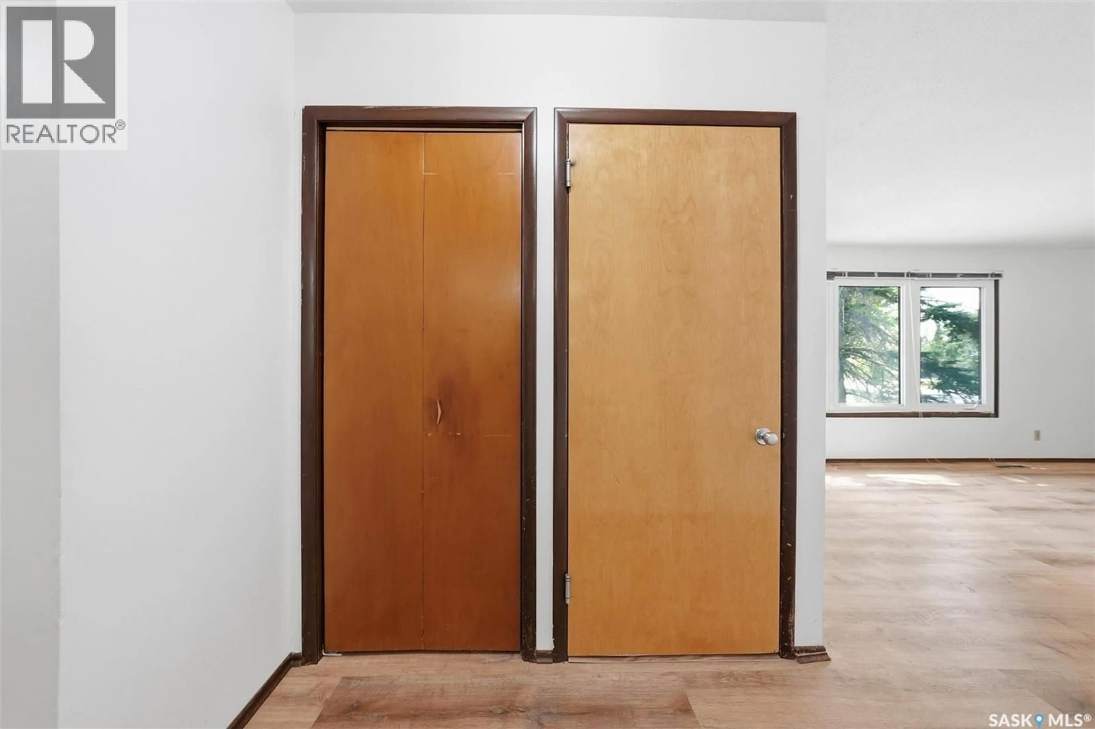 Indoor entryway for 206 CARLETON DRIVE, Saskatoon Saskatchewan S7H4C1