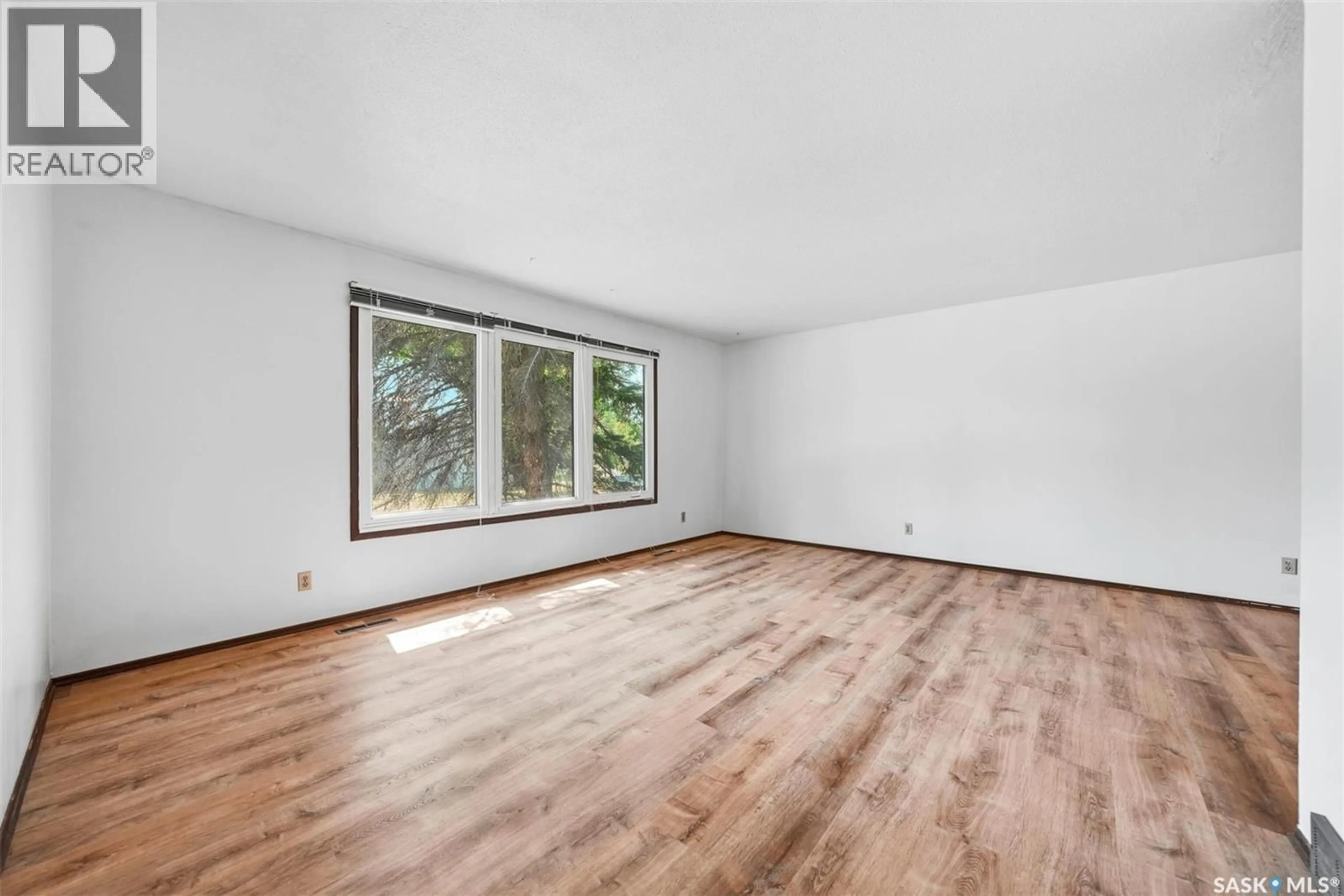 A pic of a room for 206 CARLETON DRIVE, Saskatoon Saskatchewan S7H4C1
