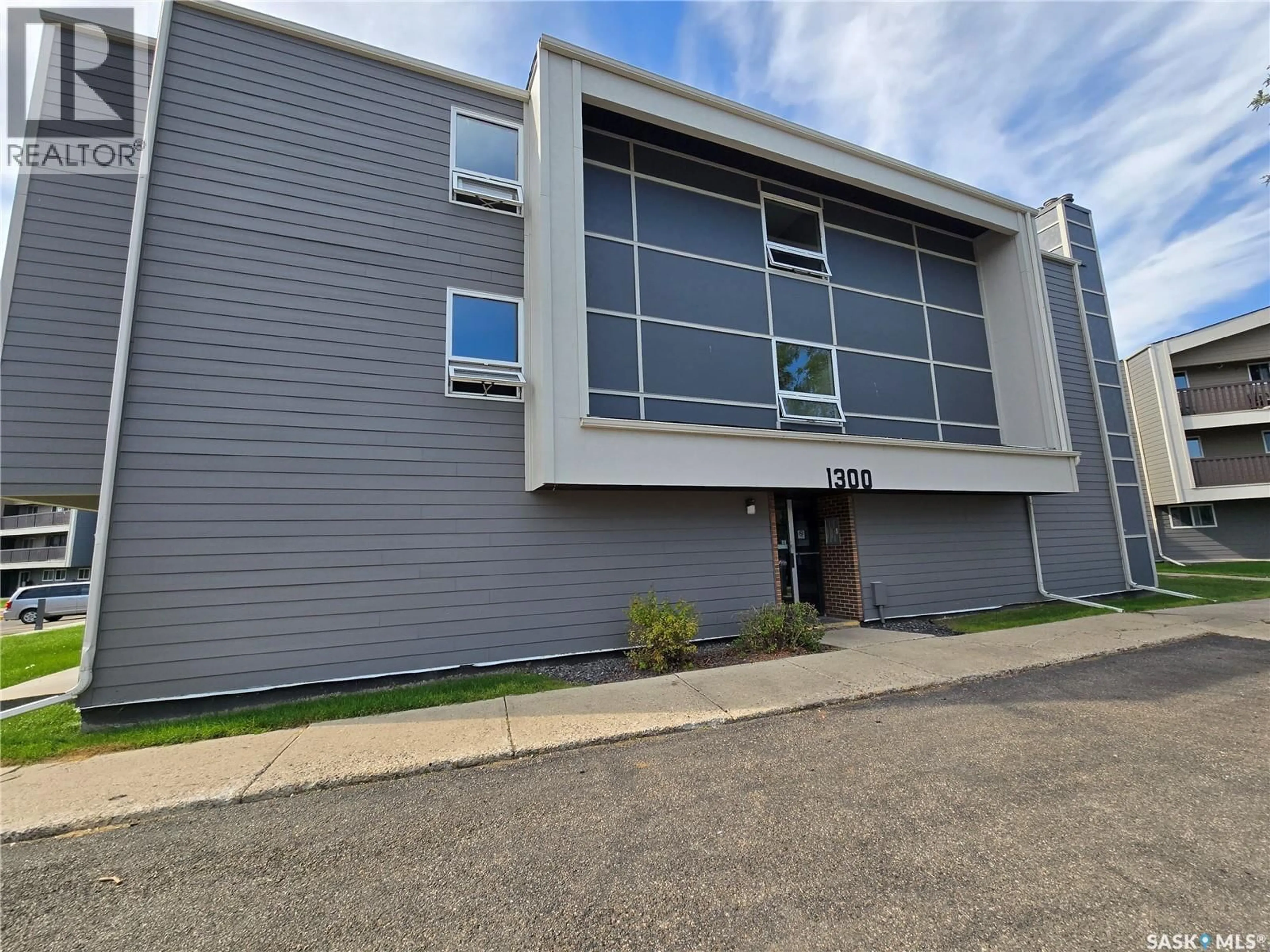 A pic from outside/outdoor area/front of a property/back of a property/a pic from drone, building for E - 1320 425 115TH STREET, Saskatoon Saskatchewan S7N2E5