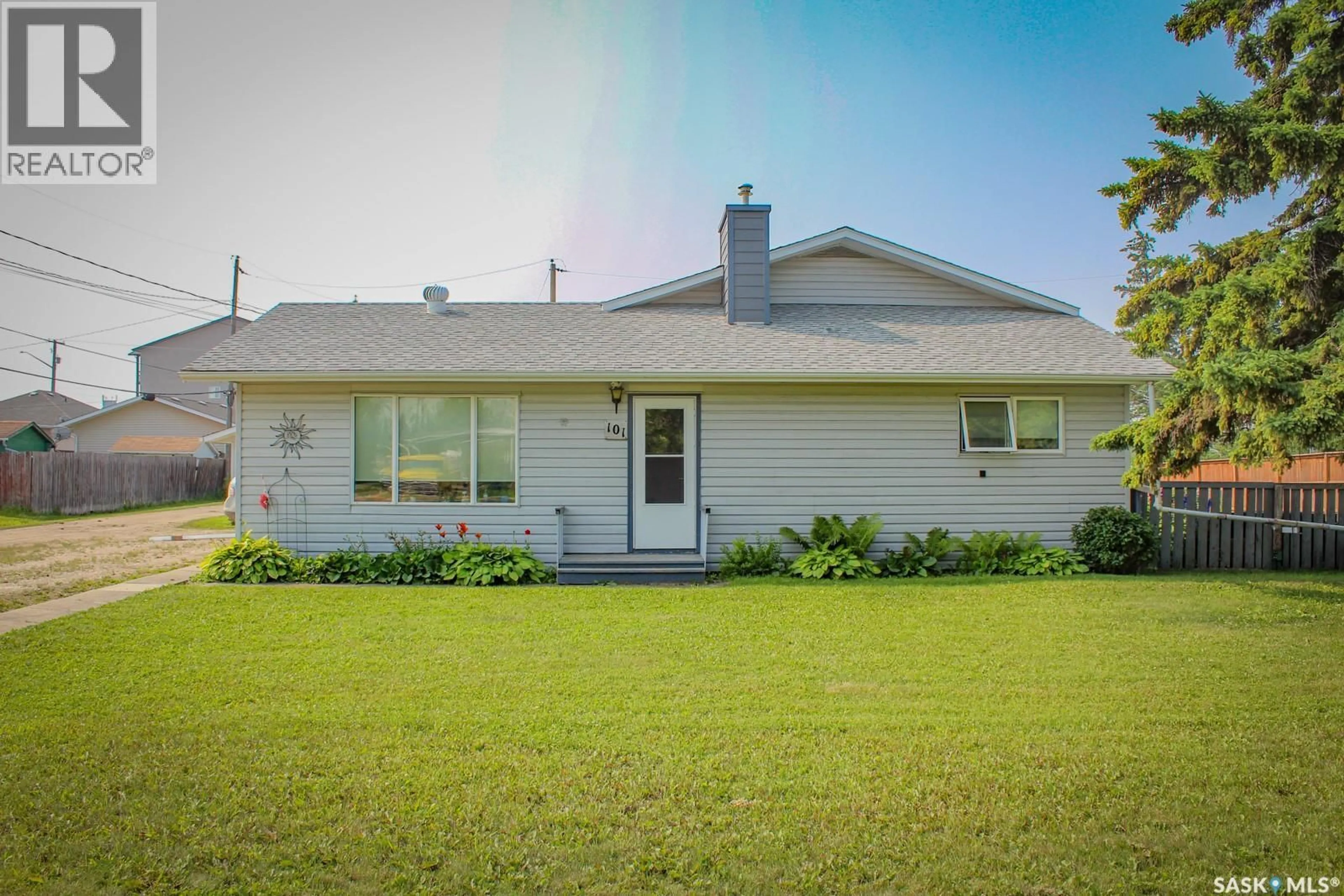 Home with vinyl exterior material, street for 101 CAIRNS AVENUE, Melfort Saskatchewan S0E1A0
