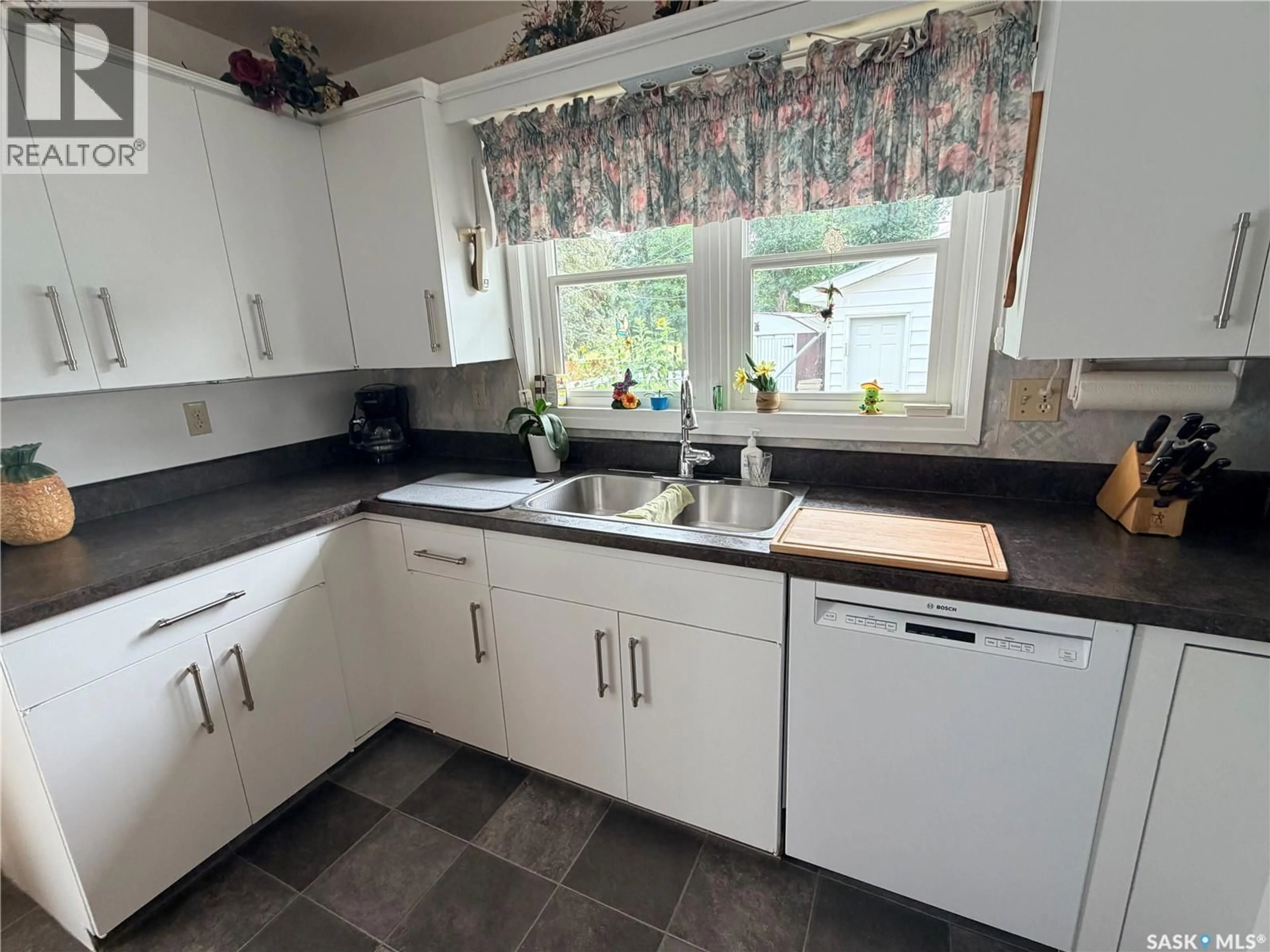 Standard kitchen, unknown for 225 DOMINION ROAD, Assiniboia Saskatchewan S0H0B0