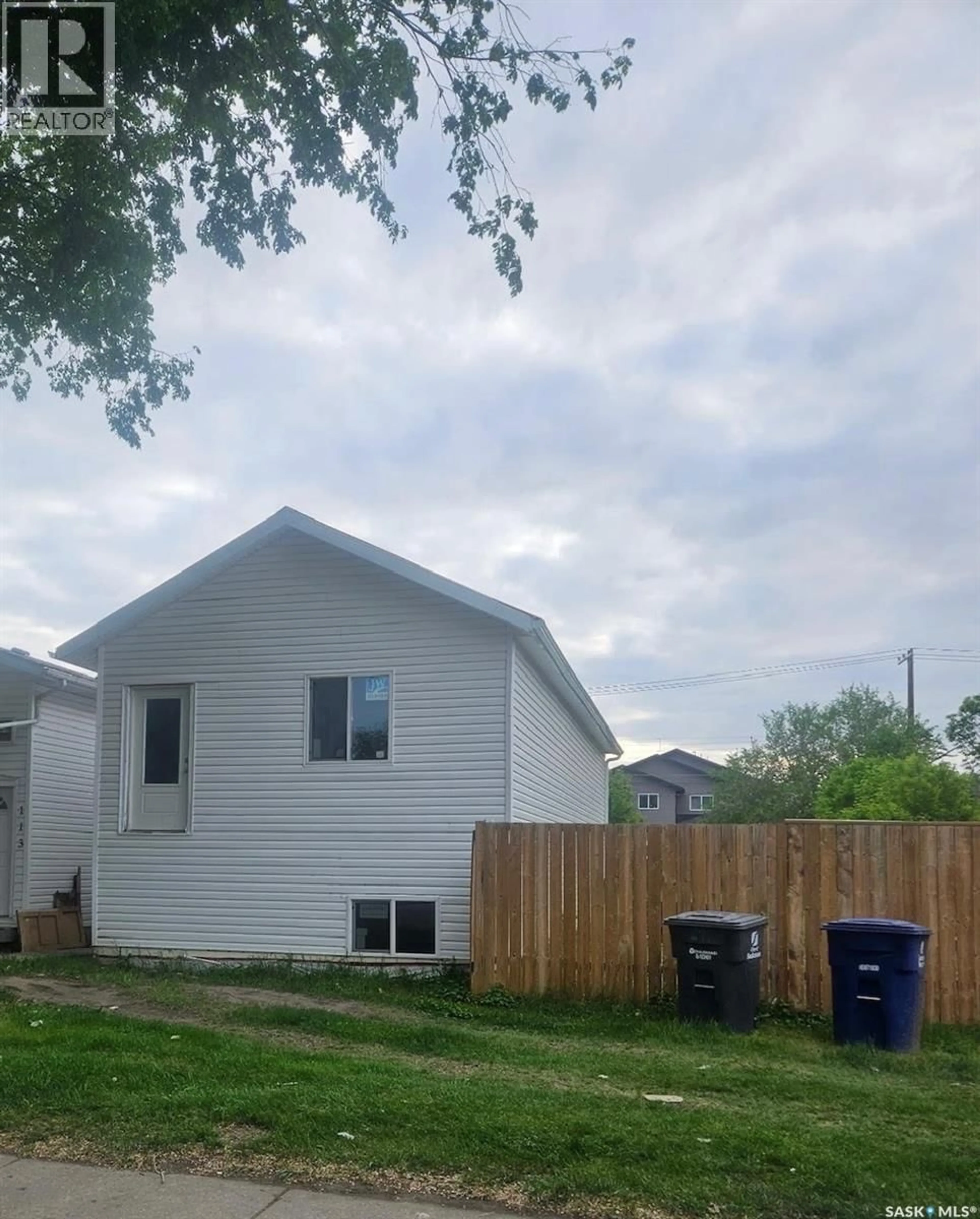 Home with vinyl exterior material, street for 117 S AVENUE N, Saskatoon Saskatchewan S7L2Z5