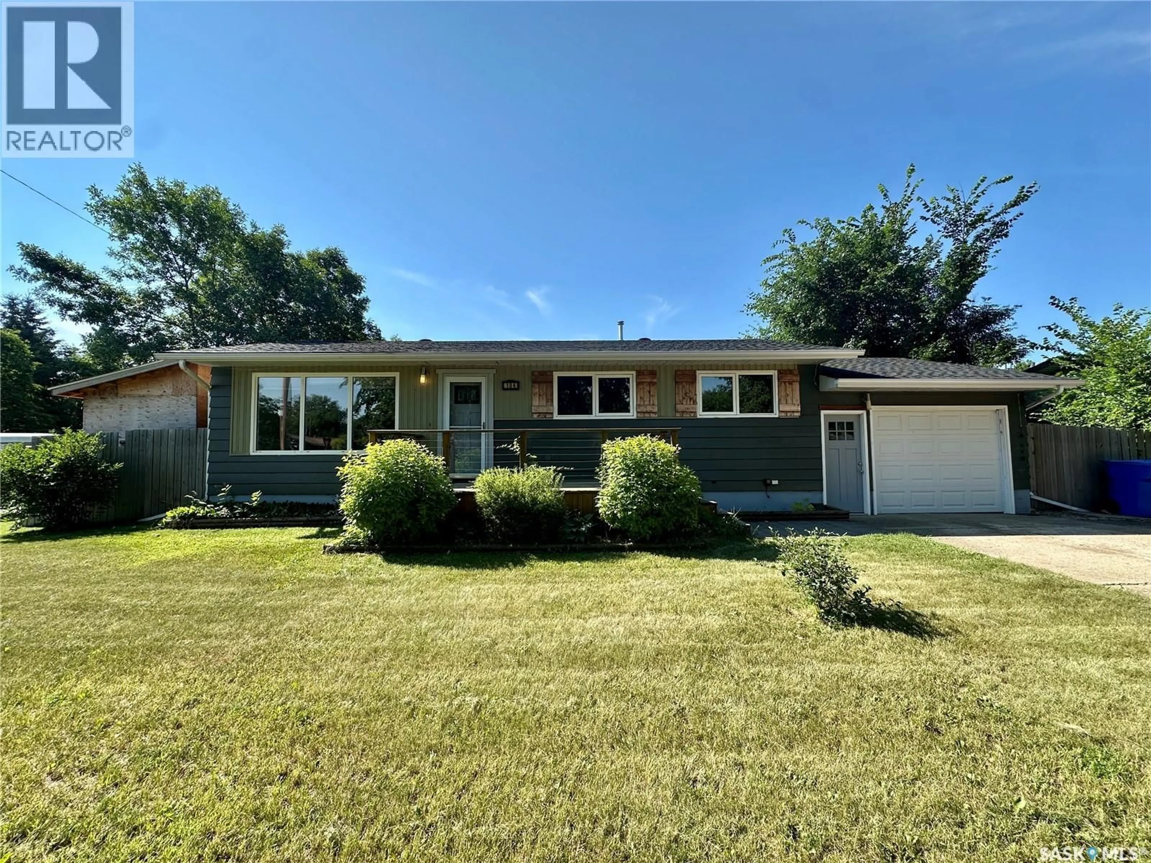 Home with vinyl exterior material, street for 104 JOHNSTON CRESCENT, Canora Saskatchewan S0A0L0