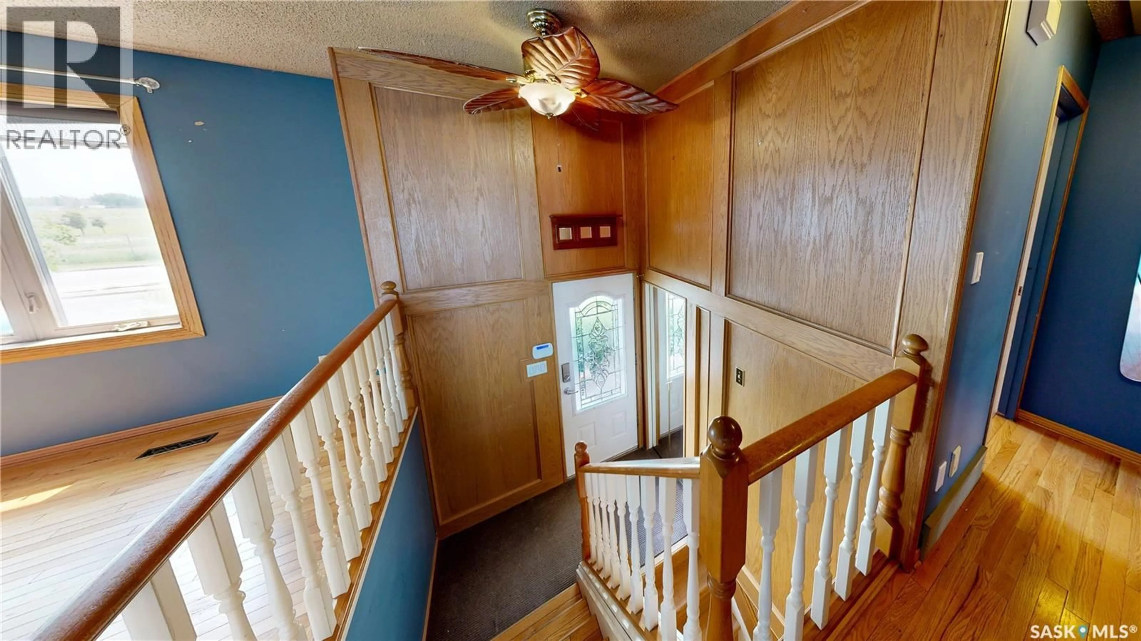Indoor foyer for 6524 DEWDNEY AVENUE, Regina Saskatchewan S4T1E5