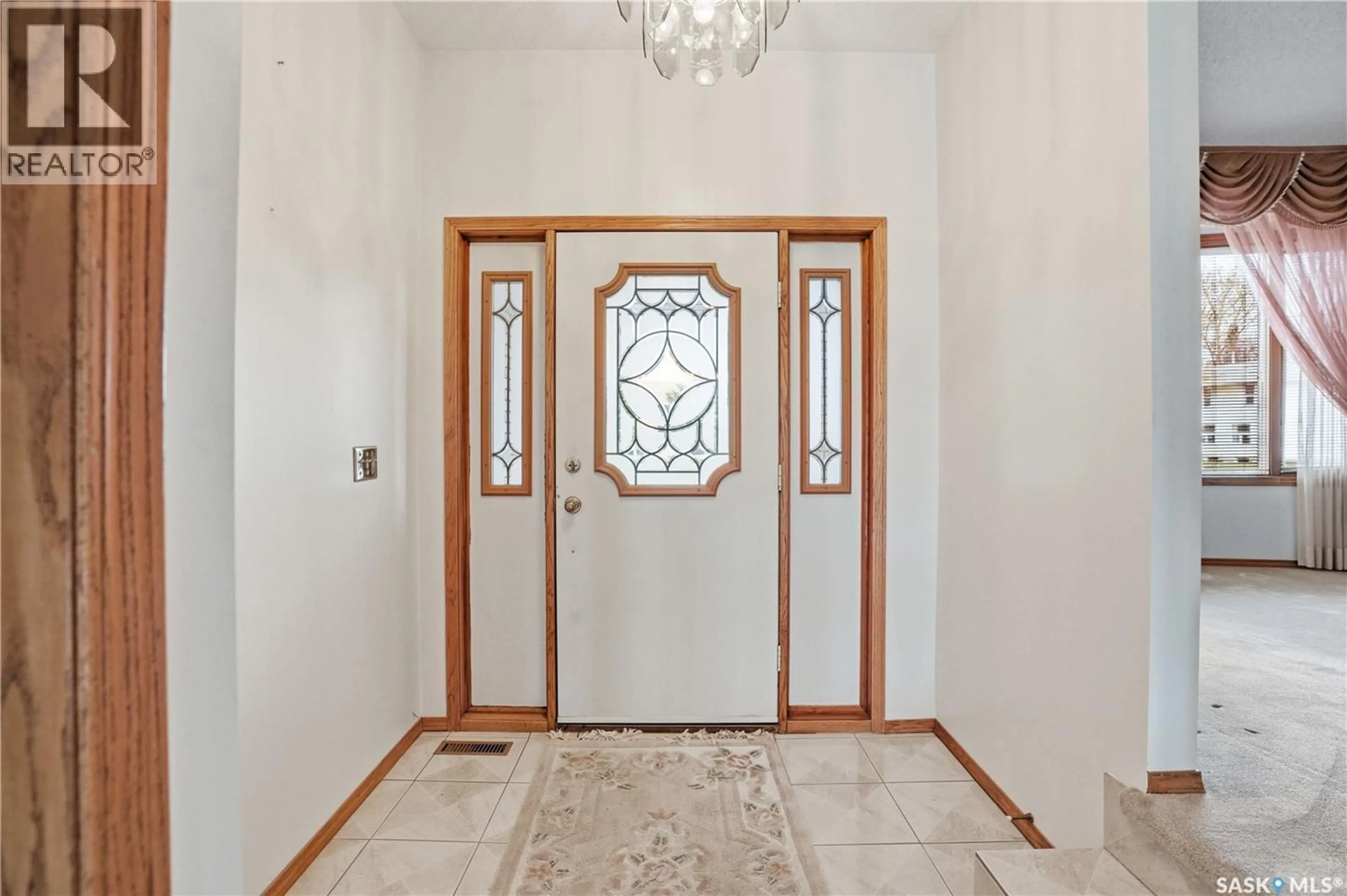 Indoor foyer for 238 S AVENUE N, Saskatoon Saskatchewan S7L2Z8