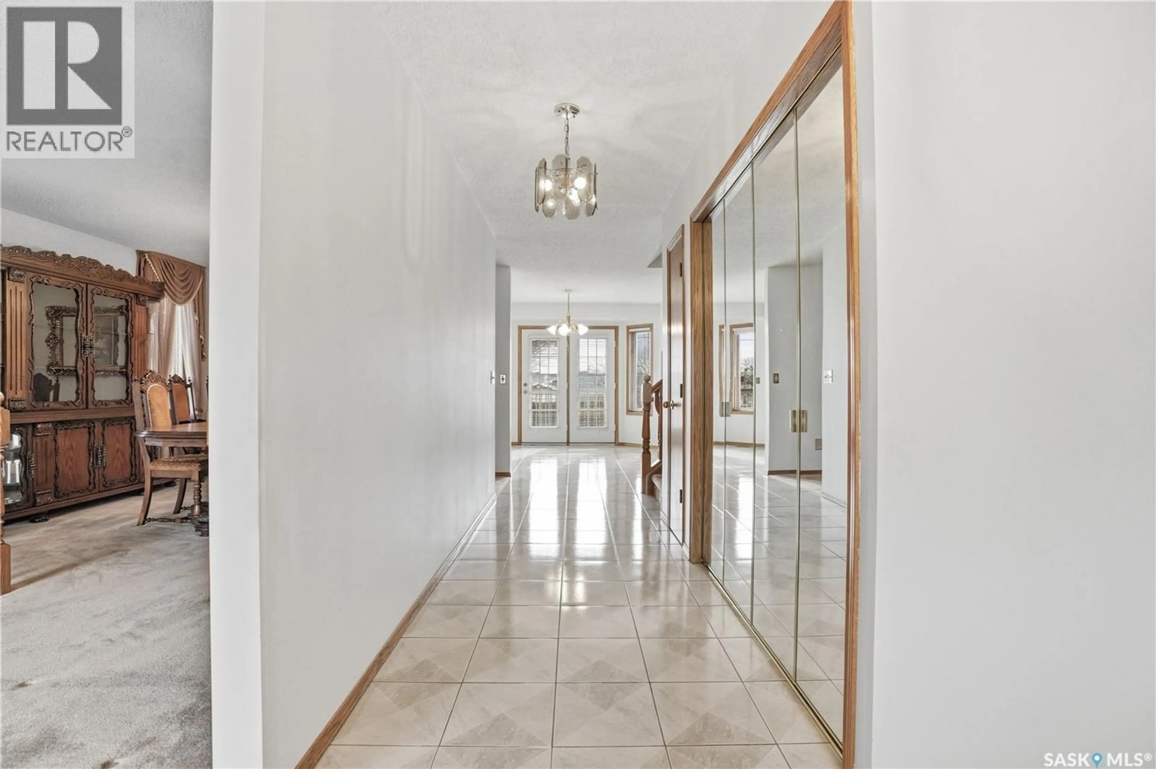 Indoor entryway for 238 S AVENUE N, Saskatoon Saskatchewan S7L2Z8