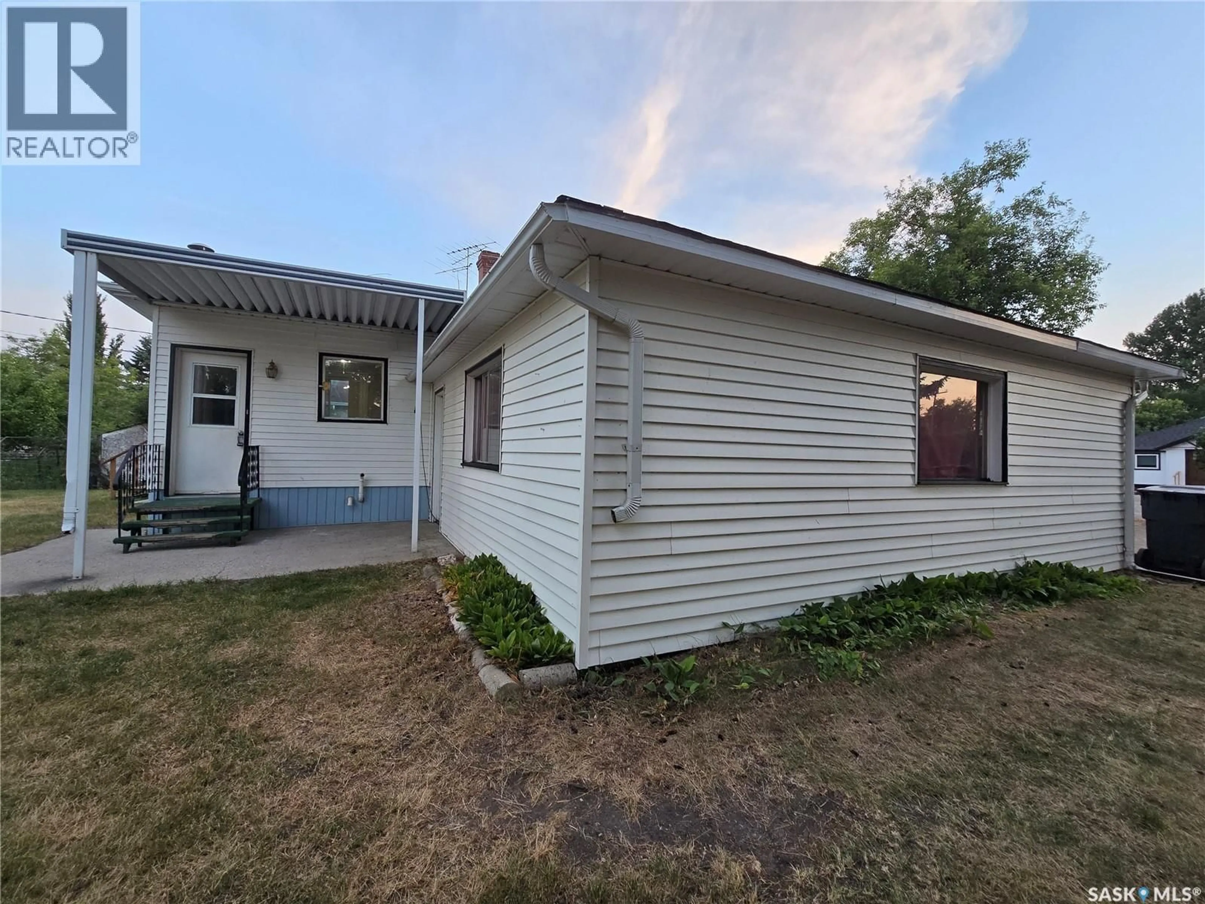 Home with vinyl exterior material, building for 142 FIRST STREET, Glenavon Saskatchewan S0G1Y0