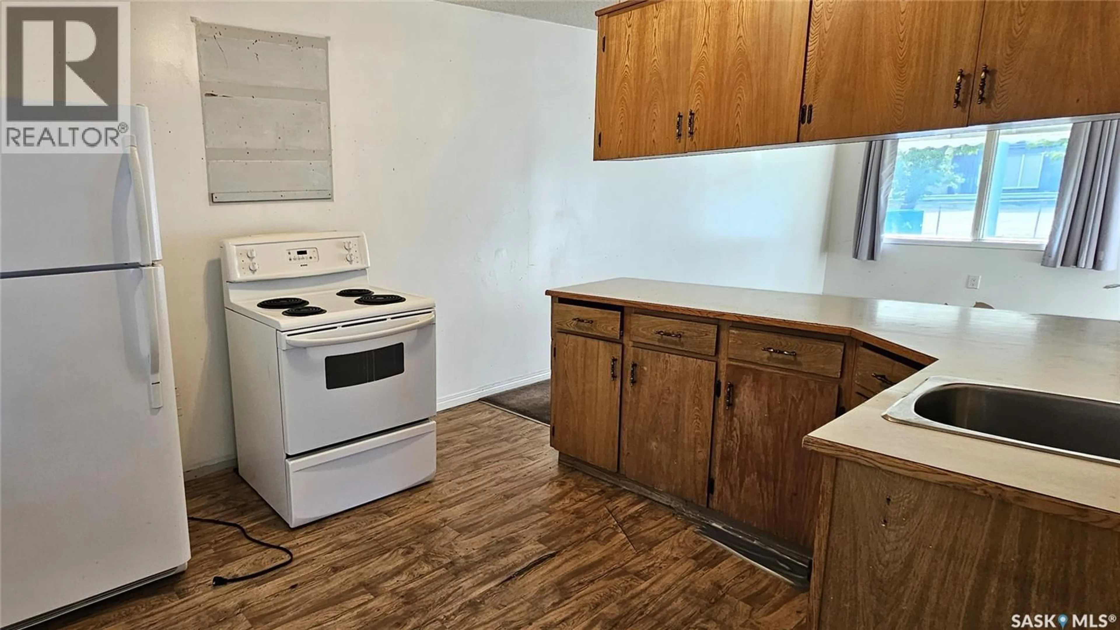 Standard kitchen, wood/laminate floor for 2027 MONTREAL STREET, Regina Saskatchewan S4P1L5