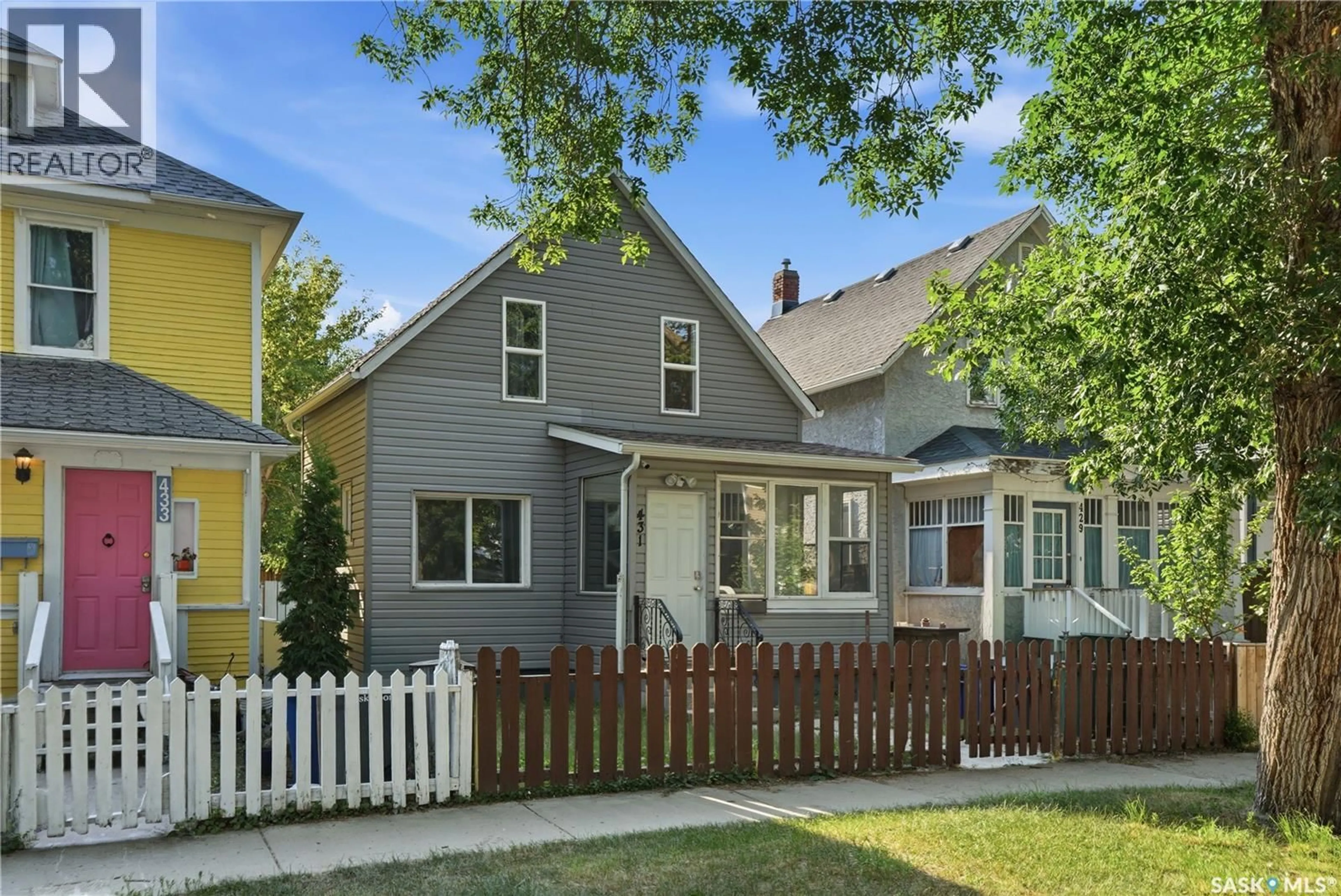 Home with vinyl exterior material, street for 431 G AVENUE, Saskatoon Saskatchewan S7M1V5