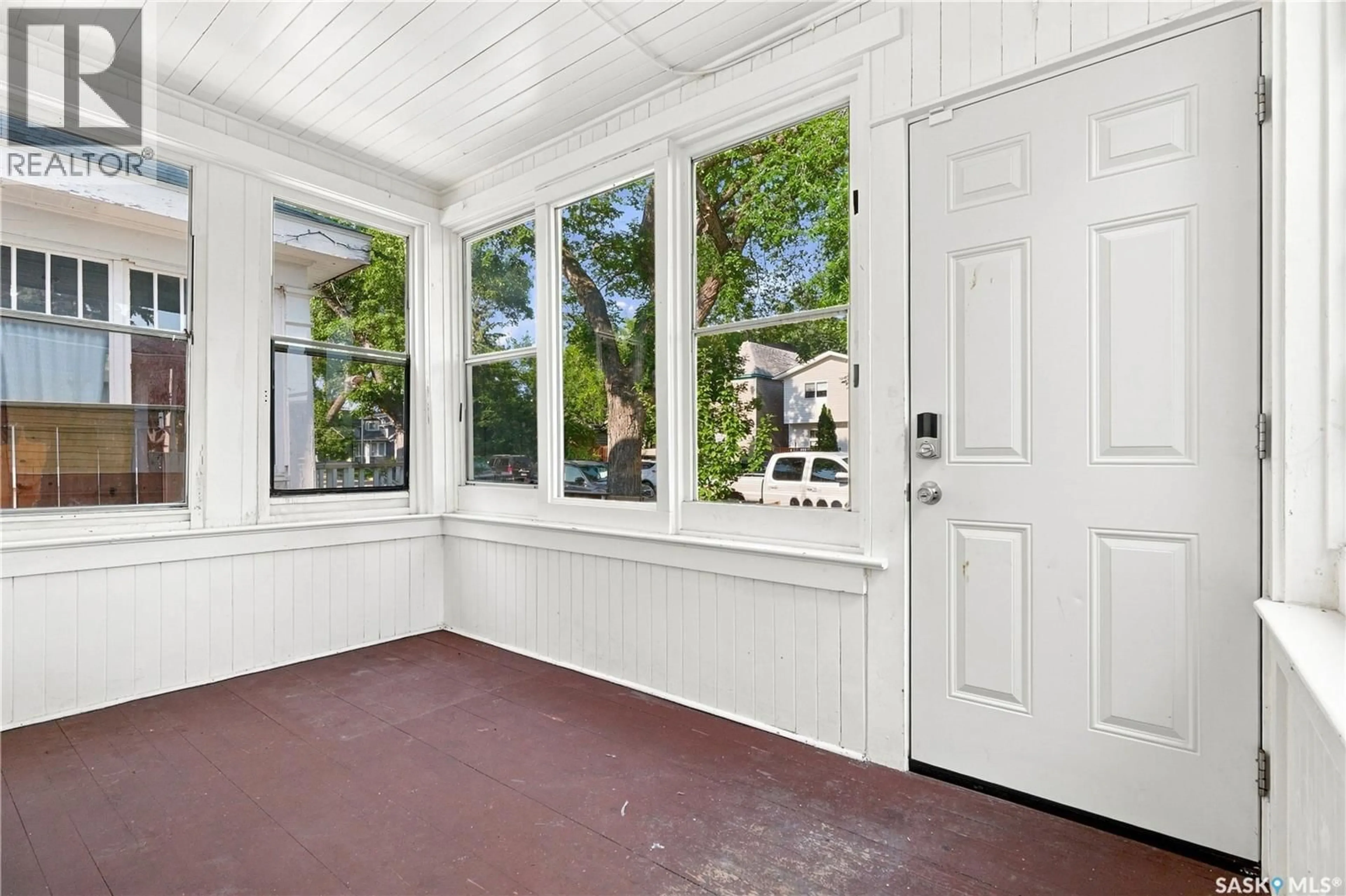 Indoor entryway for 431 G AVENUE, Saskatoon Saskatchewan S7M1V5