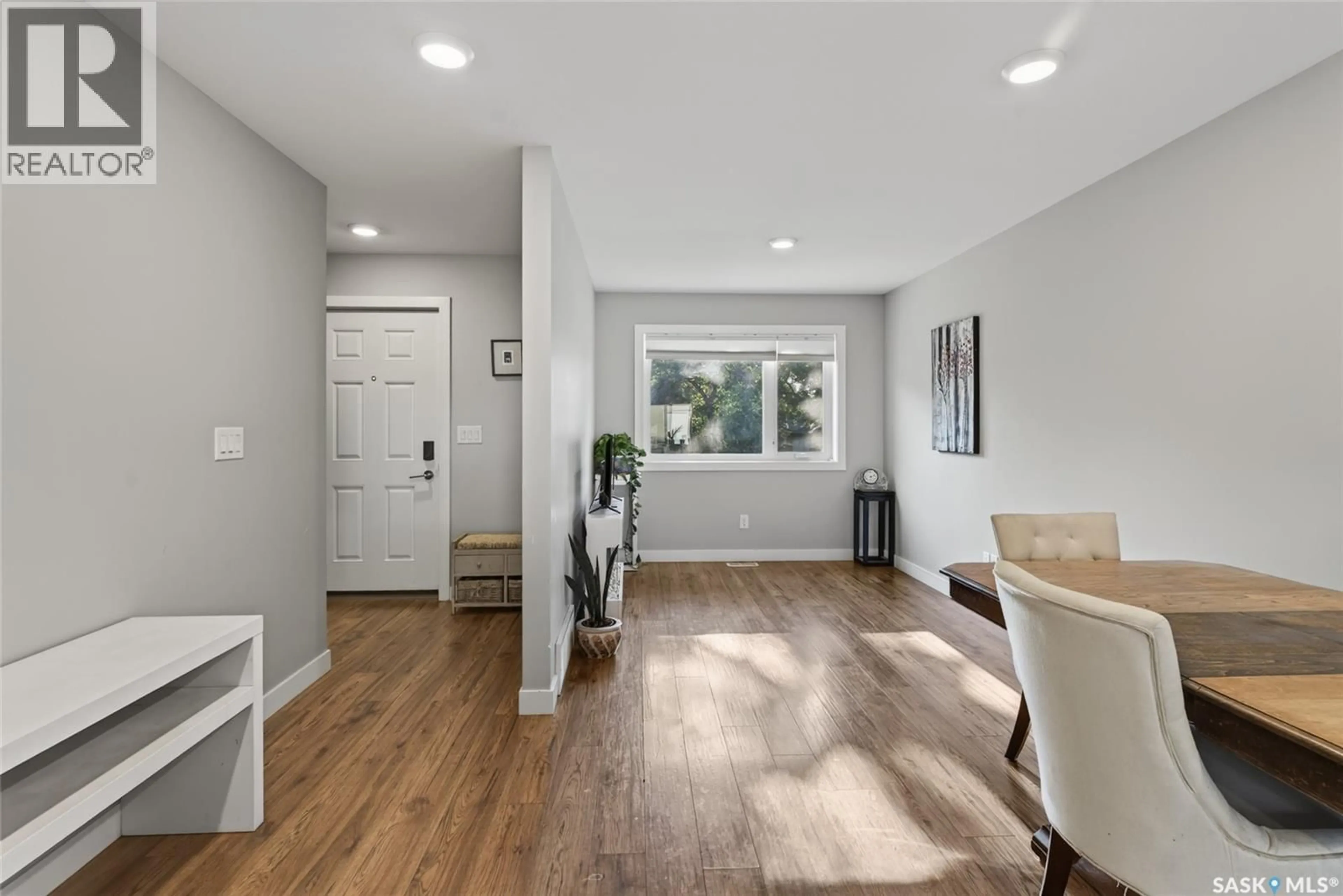 Indoor entryway for 514 K AVENUE, Saskatoon Saskatchewan S7L2M7