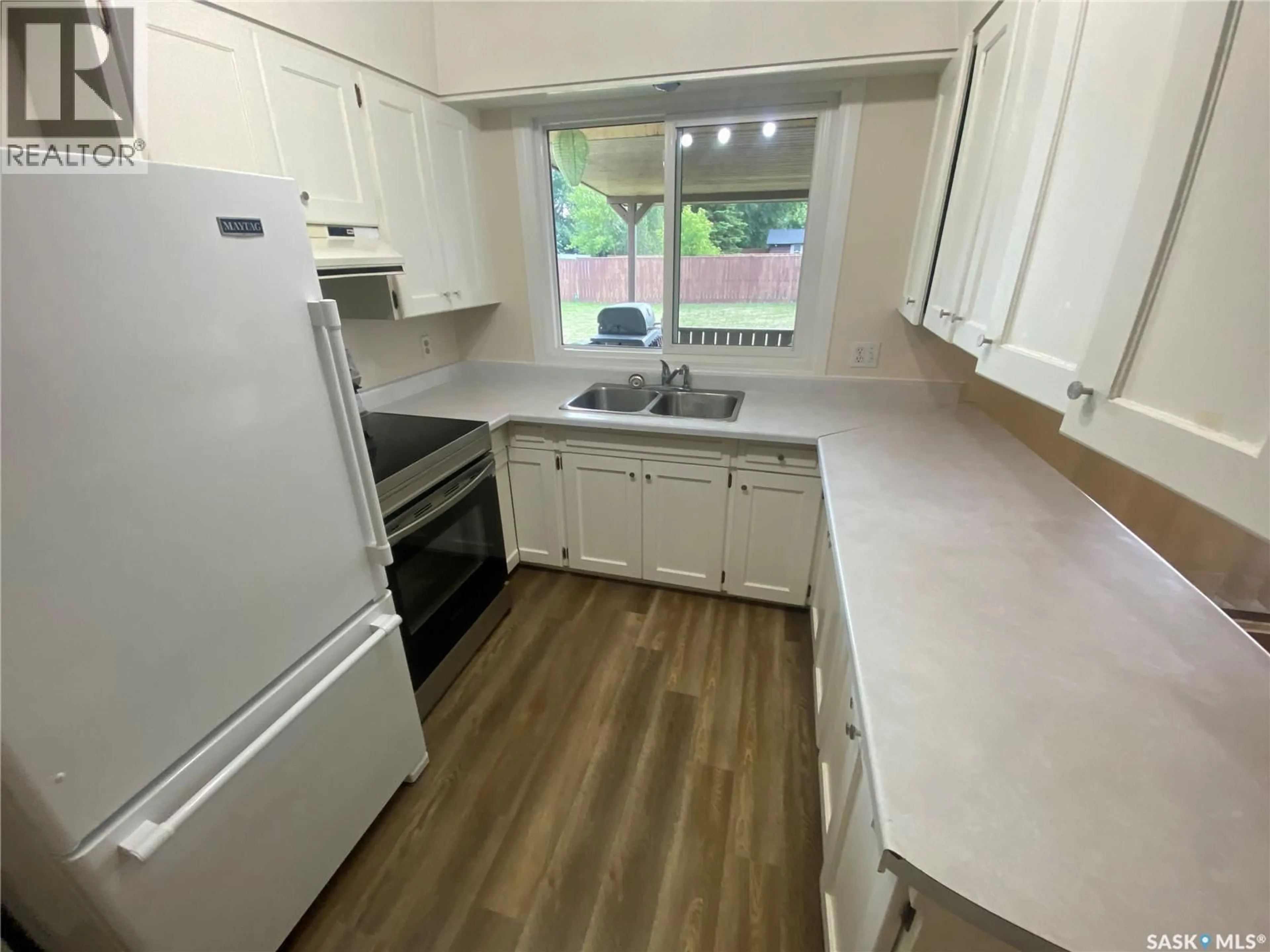 Standard kitchen, unknown for 392 CIRCLEBROOKE DRIVE, Yorkton Saskatchewan S3N2Y5