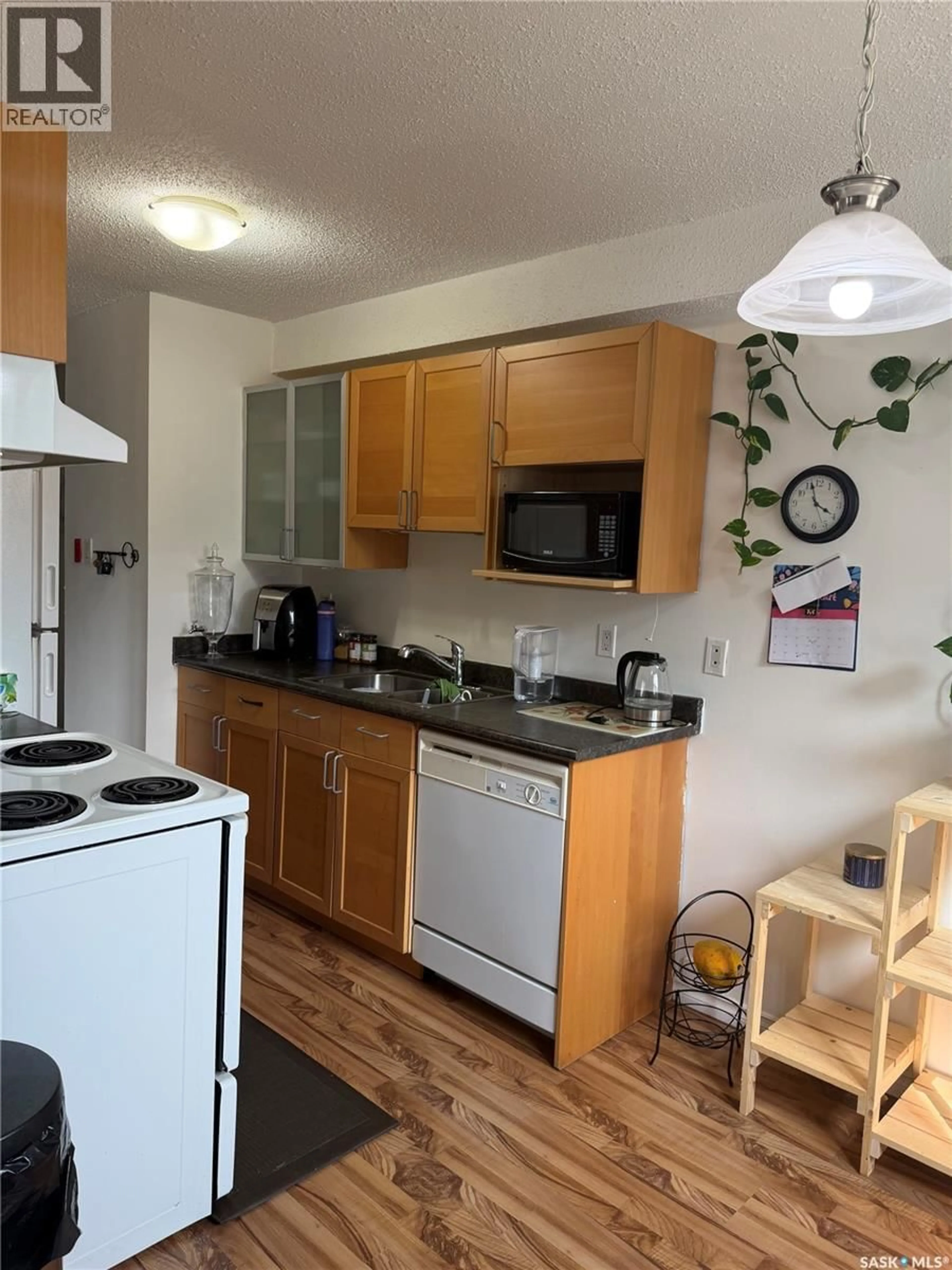 Standard kitchen, unknown for 5 116 ACADIA COURT, Saskatoon Saskatchewan S7H4T7
