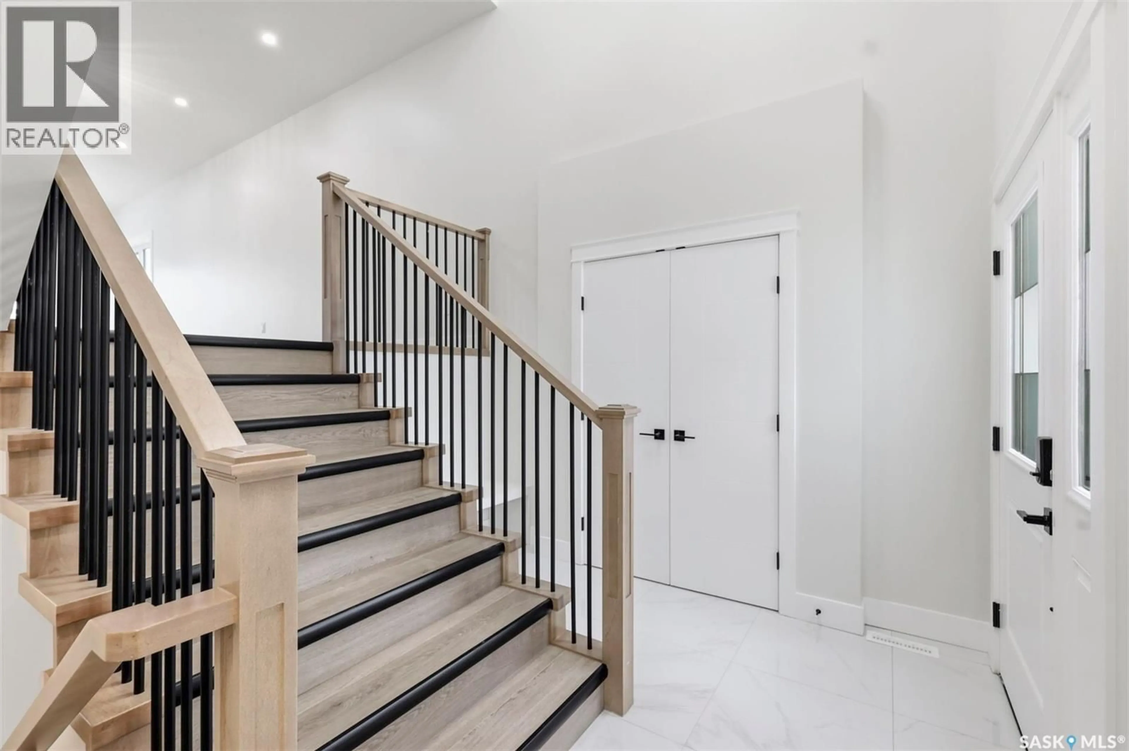 Stairs for 1215 NIGHTINGALE TERACE, Saskatoon Saskatchewan S7L7R6