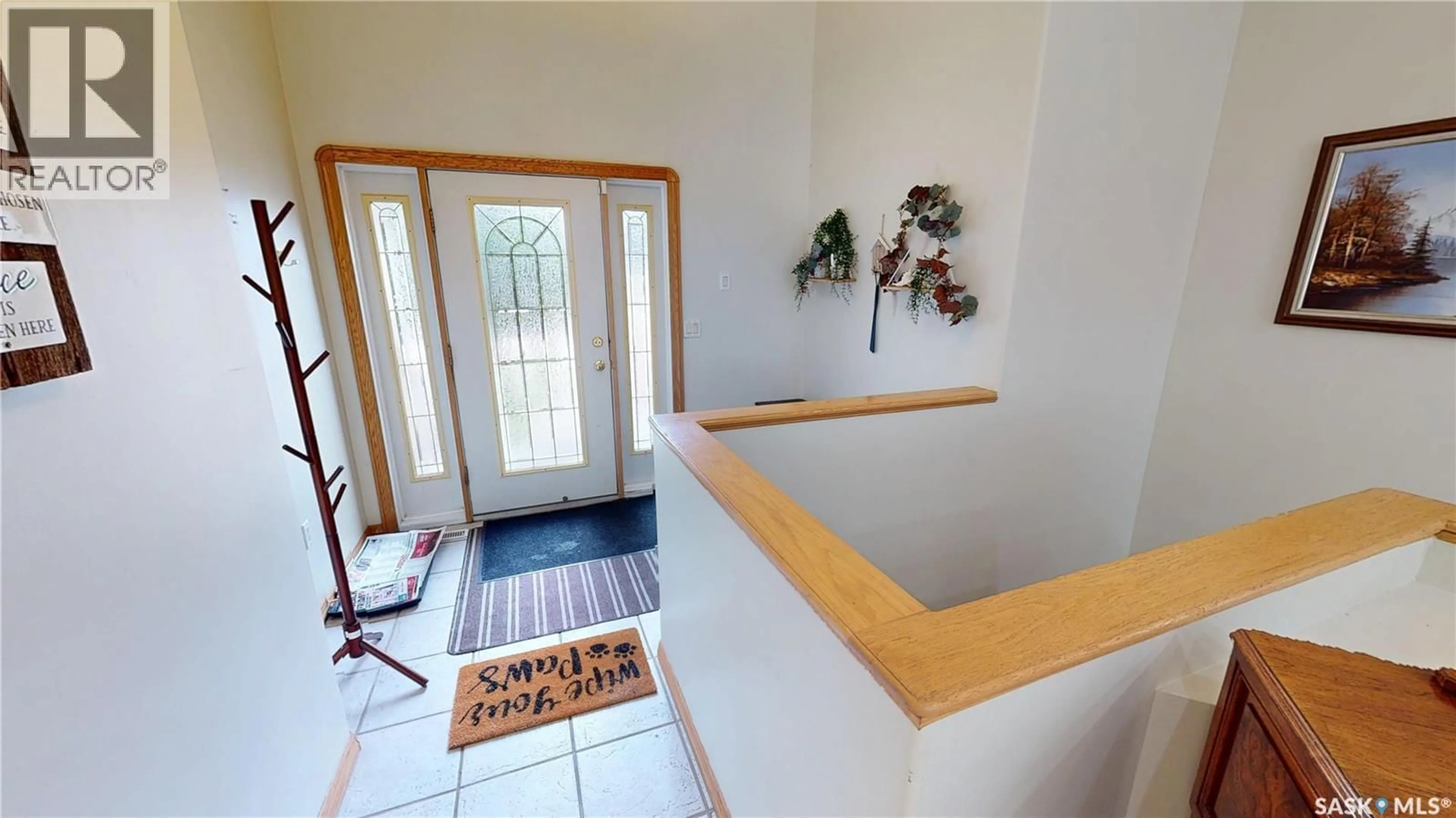 Indoor foyer for 833 PETERS AVENUE, Oxbow Saskatchewan S0C2B0