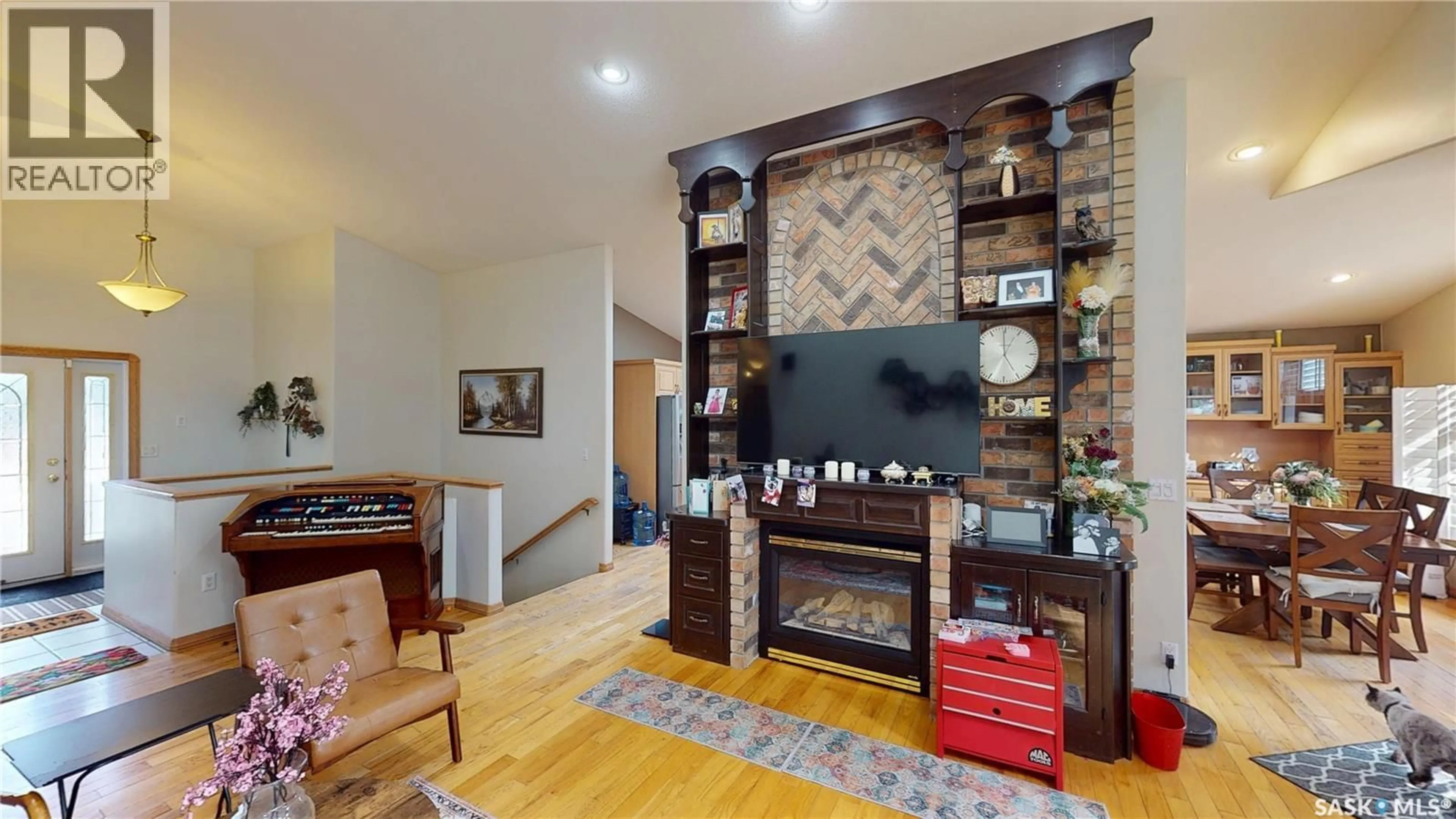 Living room with furniture, unknown for 833 PETERS AVENUE, Oxbow Saskatchewan S0C2B0