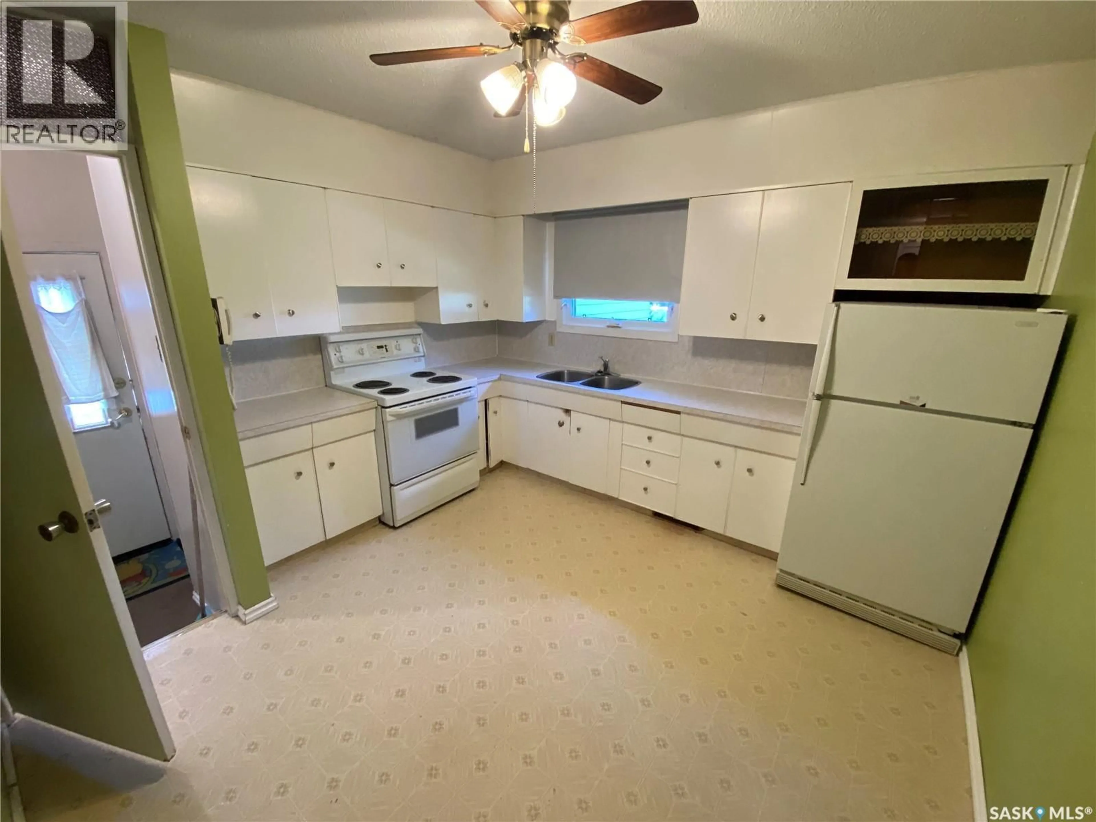 Standard kitchen, unknown for 386 4TH AVENUE, Yorkton Saskatchewan S3N1B6