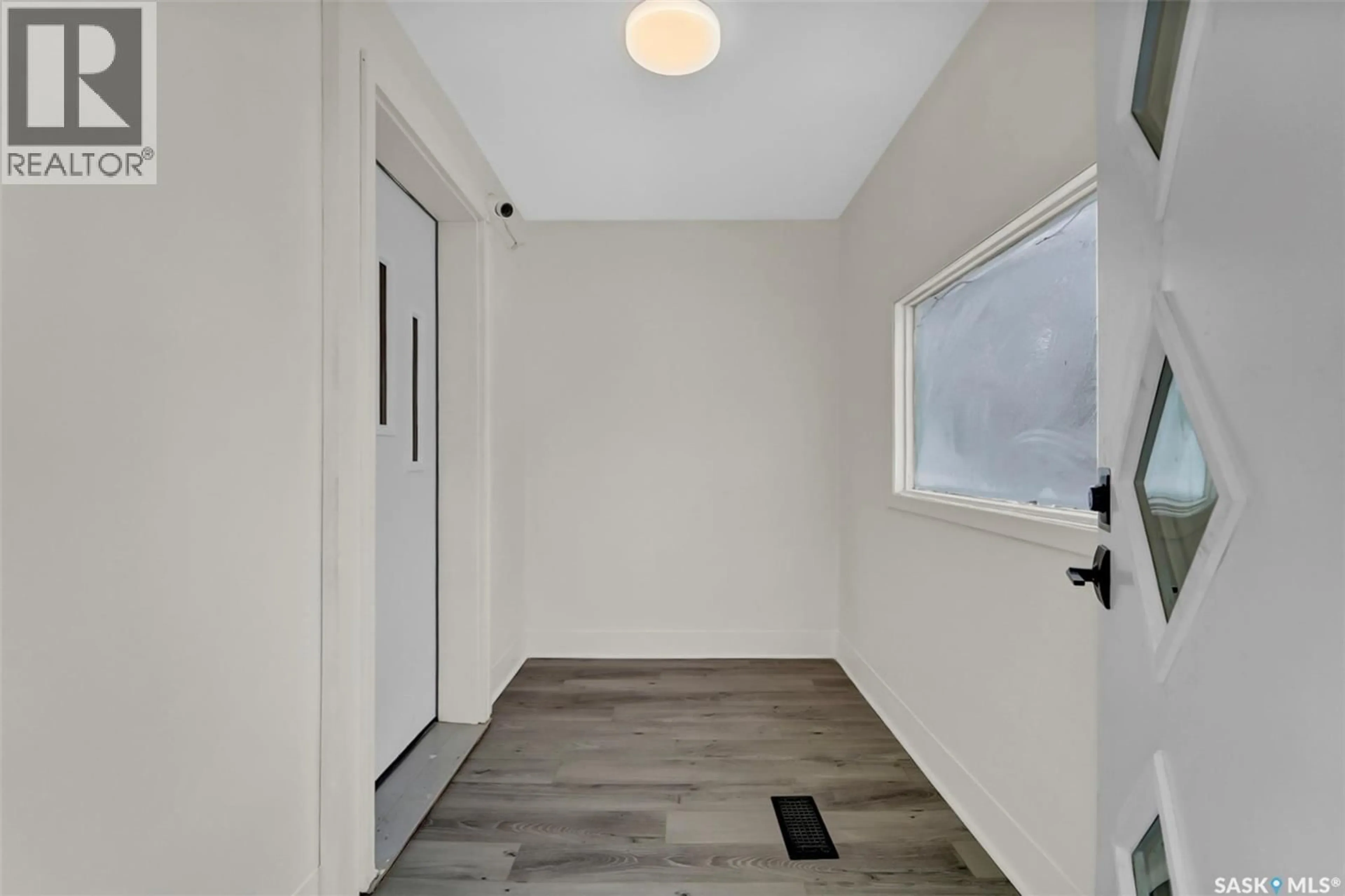 Indoor entryway for 713 L AVENUE, Saskatoon Saskatchewan S7M2H8