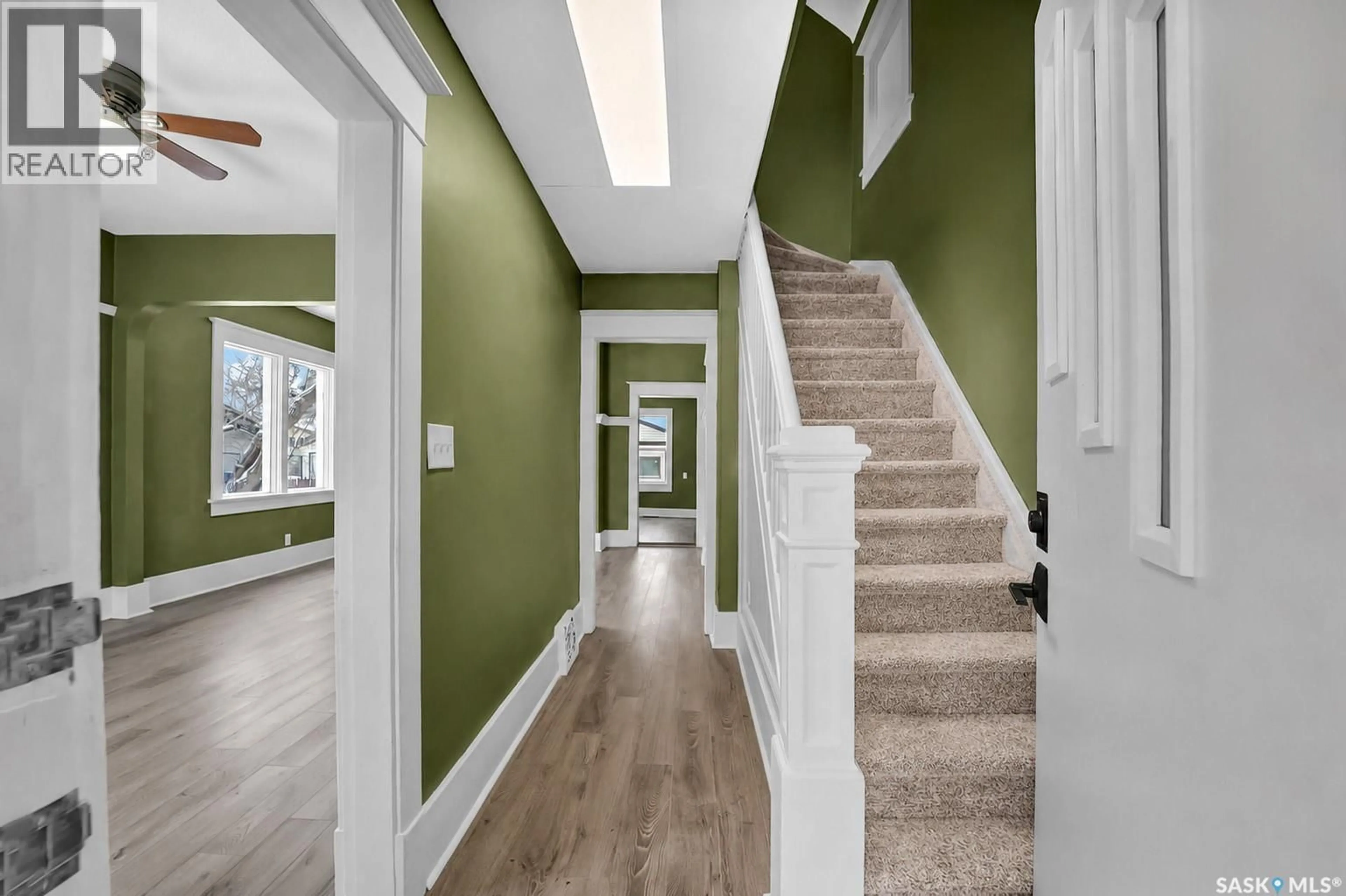 Indoor entryway for 713 L AVENUE, Saskatoon Saskatchewan S7M2H8