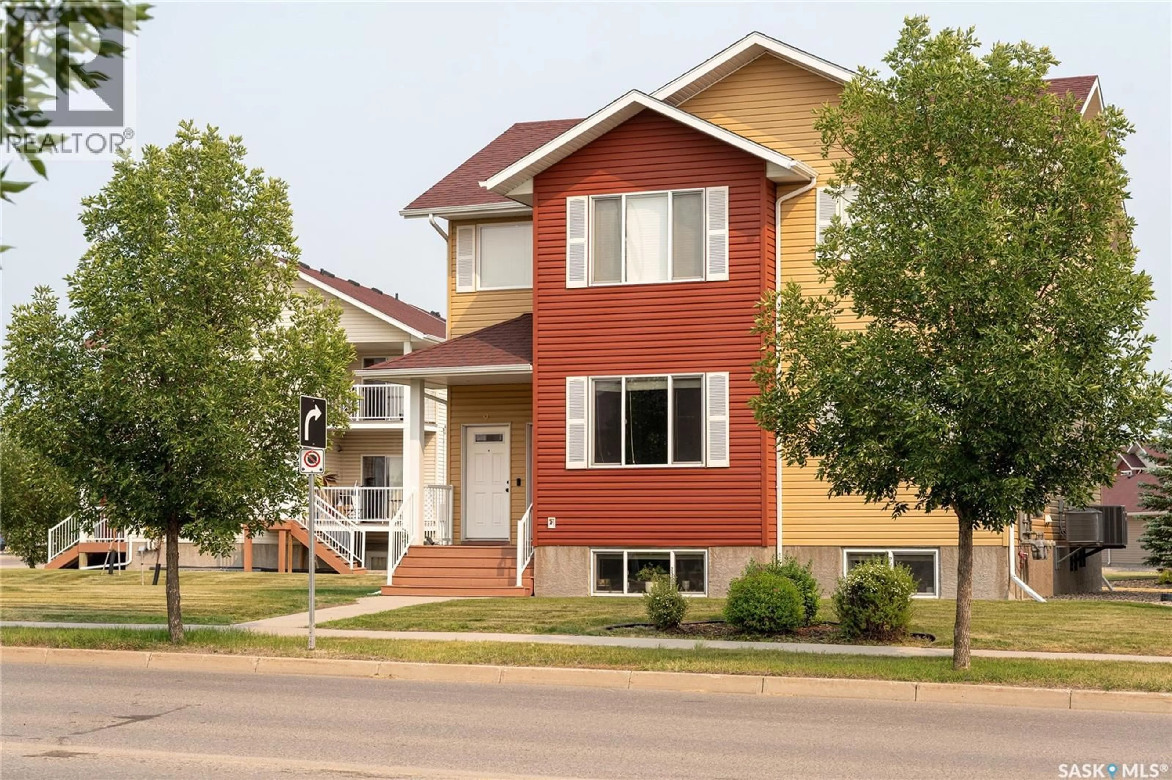 Home with vinyl exterior material, street for 8 - 5004 JAMES HILL ROAD, Regina Saskatchewan S4W0B8