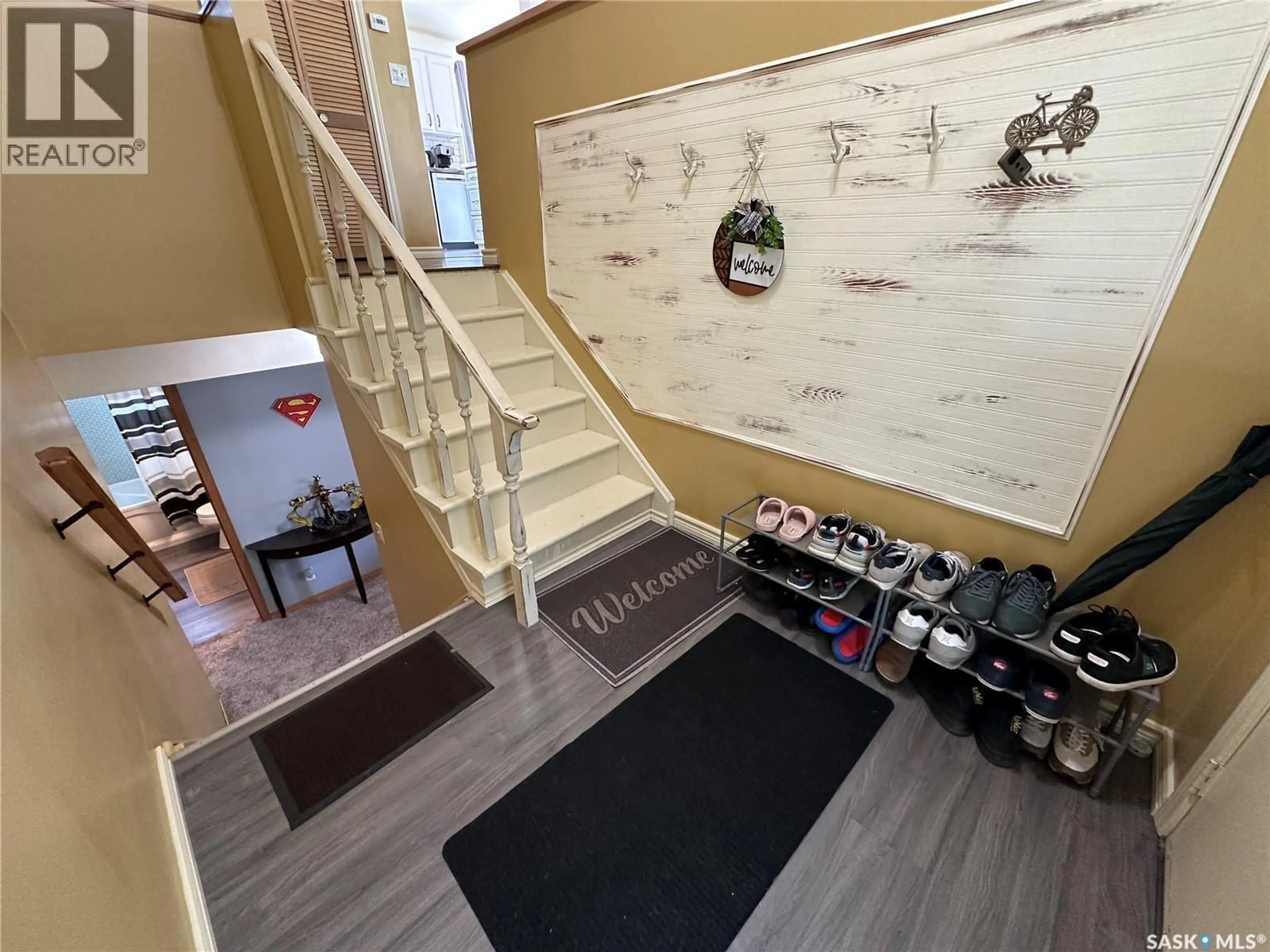 Indoor foyer for 9005 5TH STREET, Rosthern Saskatchewan S0K3R0