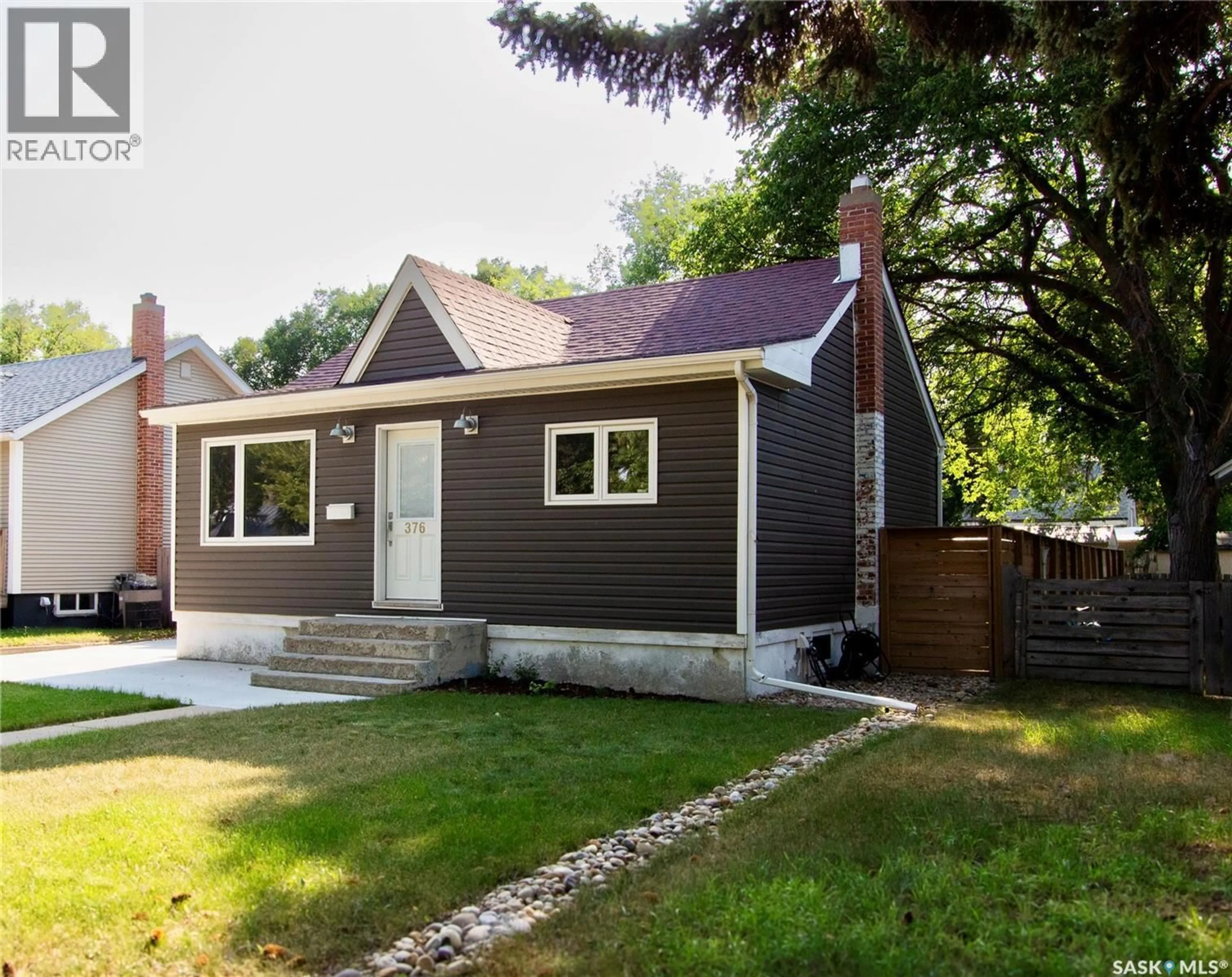 Home with vinyl exterior material, street for 376 6TH AVENUE, Swift Current Saskatchewan S9H0Y1