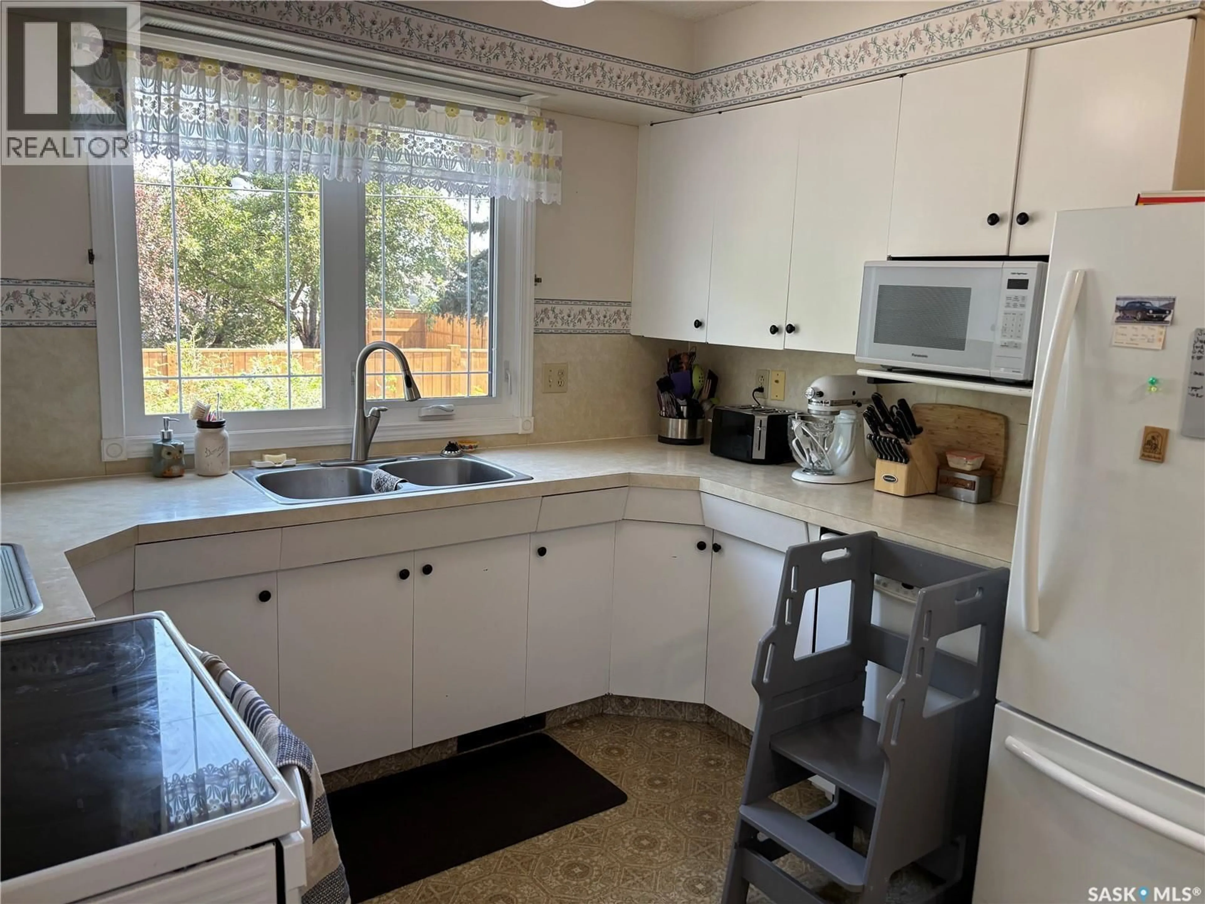 Standard kitchen, ceramic/tile floor for 8 WHYTE PLACE, Swift Current Saskatchewan S9H1P8