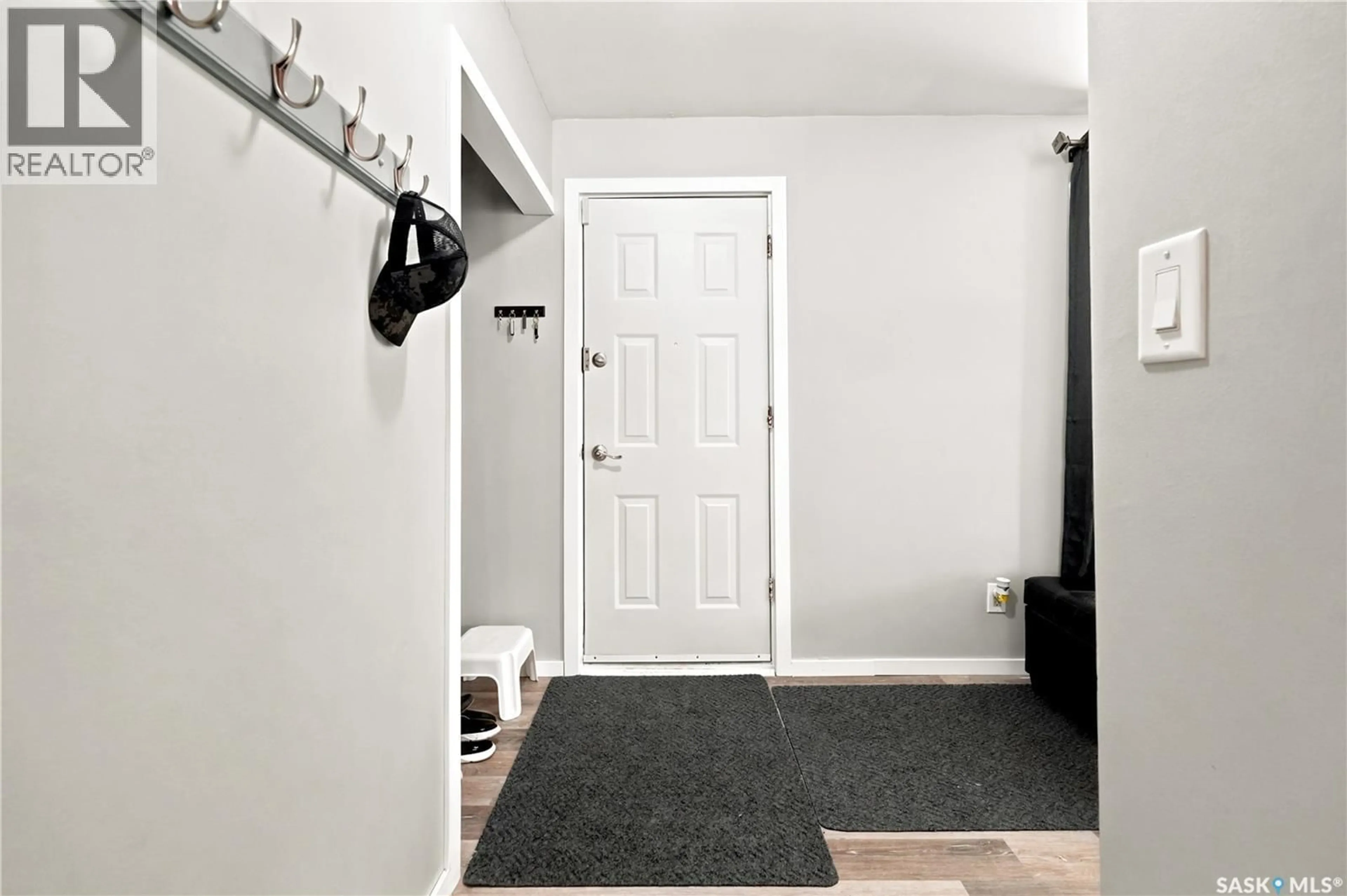Indoor entryway for 2816 QUEEN STREET, Regina Saskatchewan S4S2E4