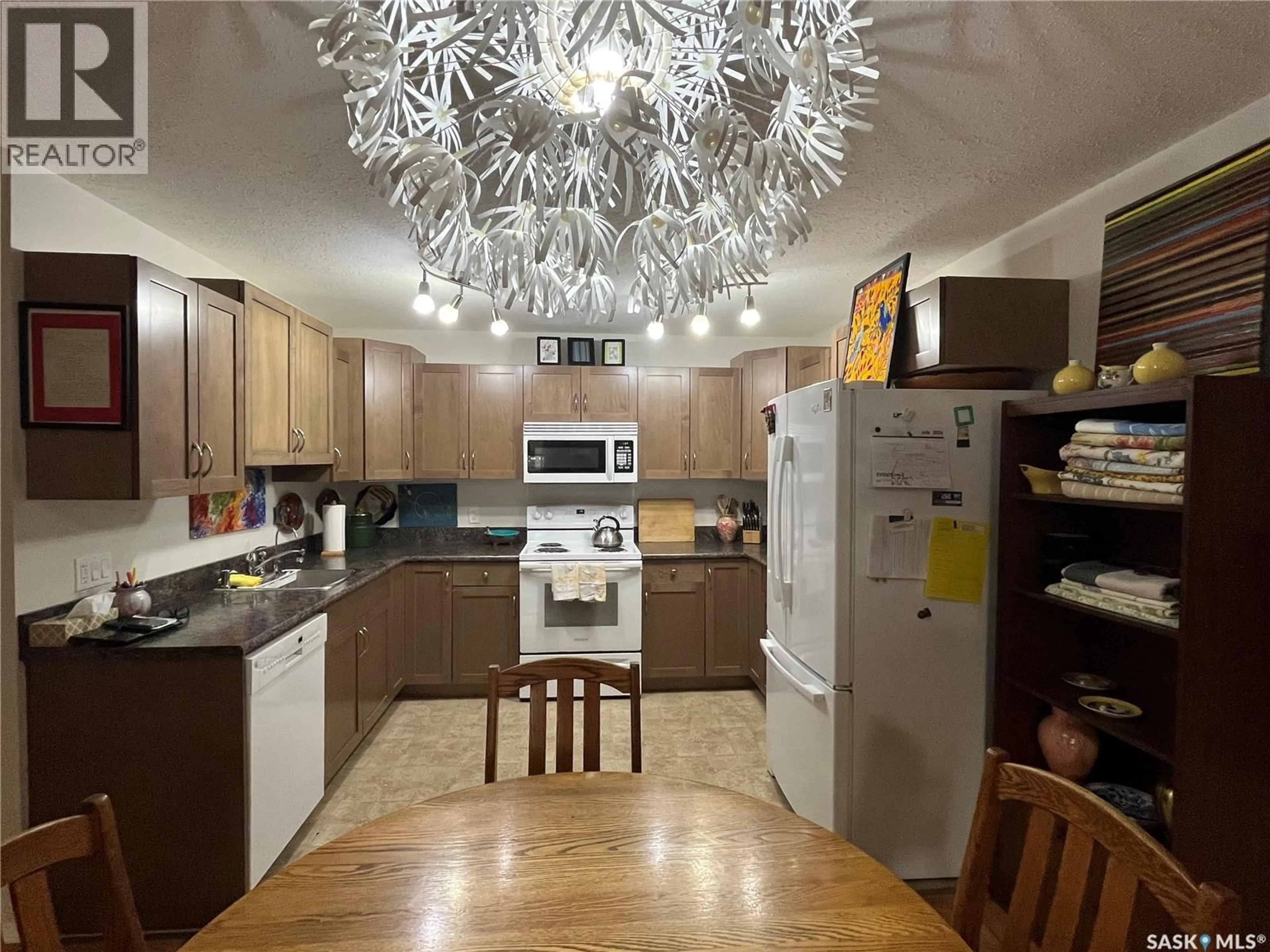Open concept kitchen, unknown for 102 825 GLADSTONE STREET E, Swift Current Saskatchewan S9H5P1