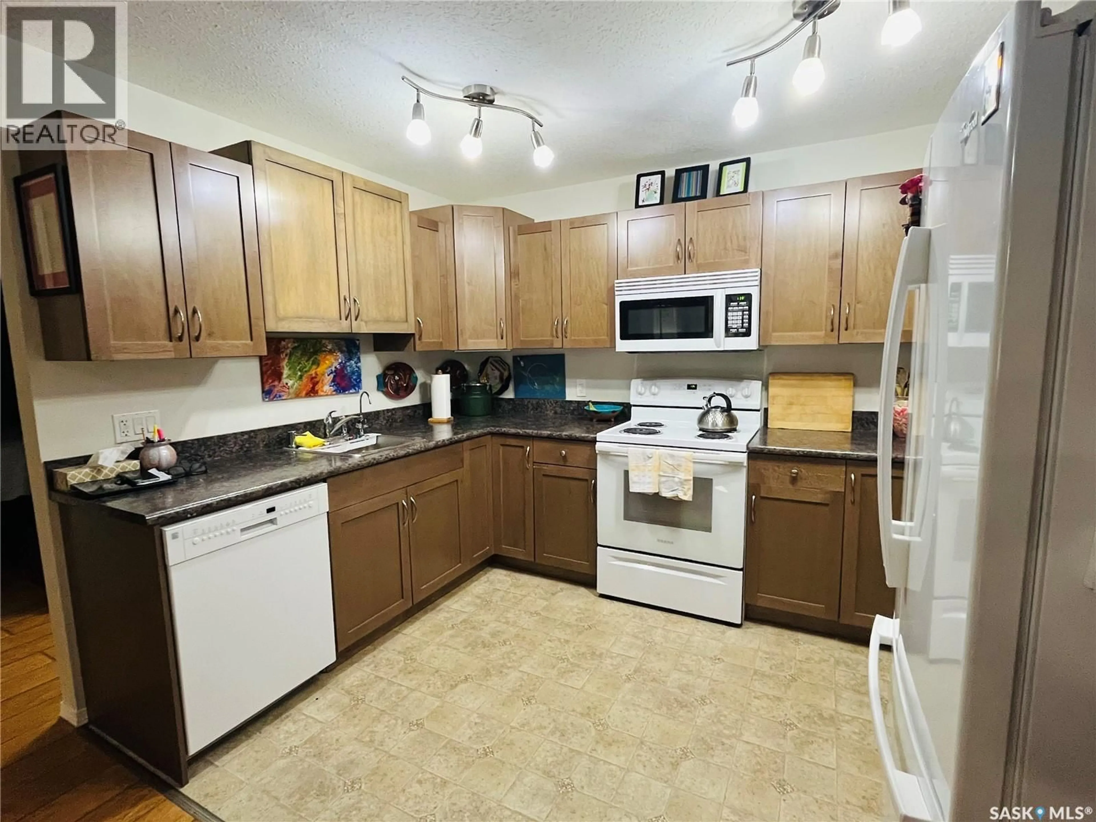 Standard kitchen, unknown for 102 825 GLADSTONE STREET E, Swift Current Saskatchewan S9H5P1