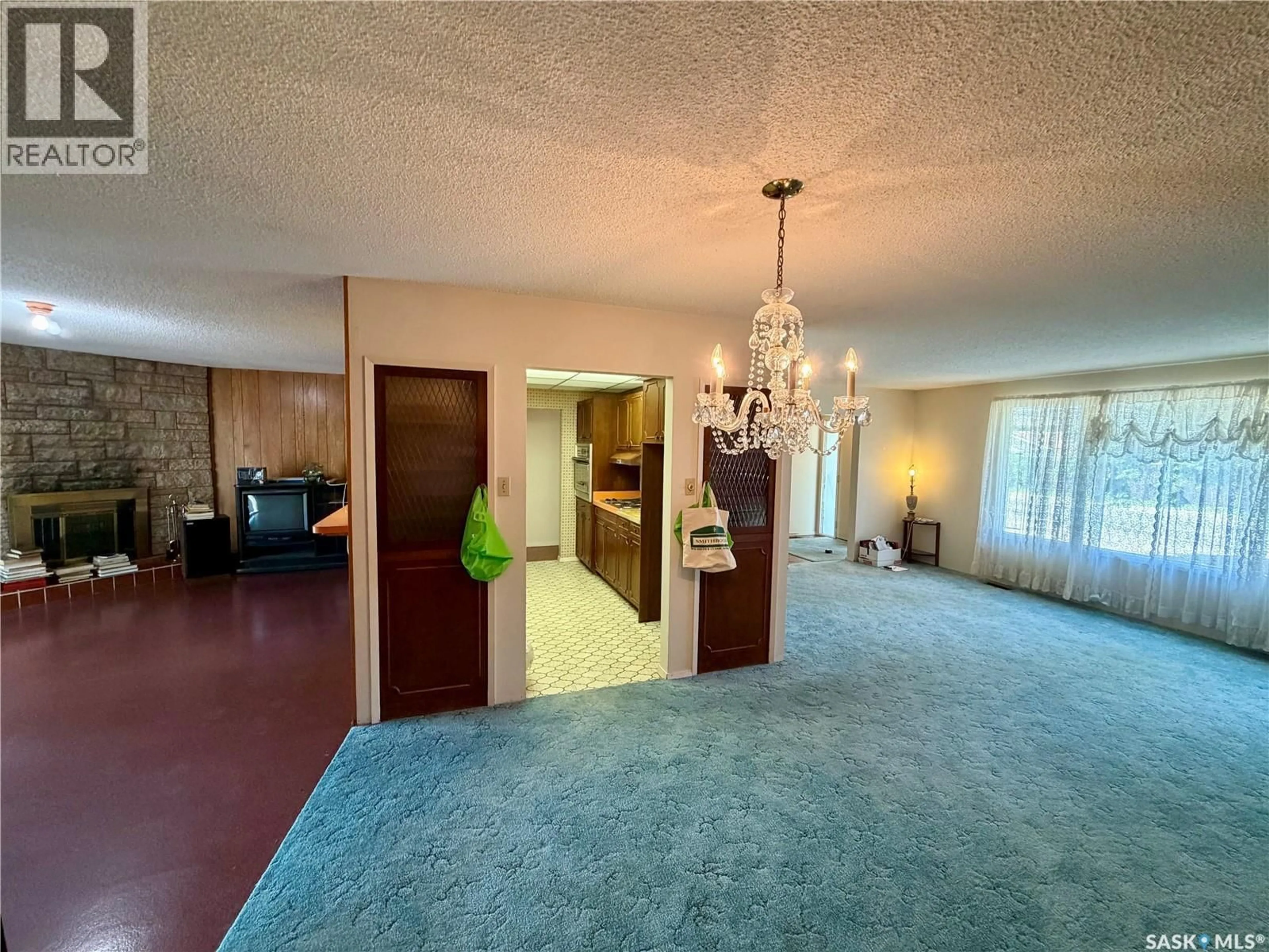 Indoor foyer for 1247 GORDON ROAD, Moose Jaw Saskatchewan S6H3E3