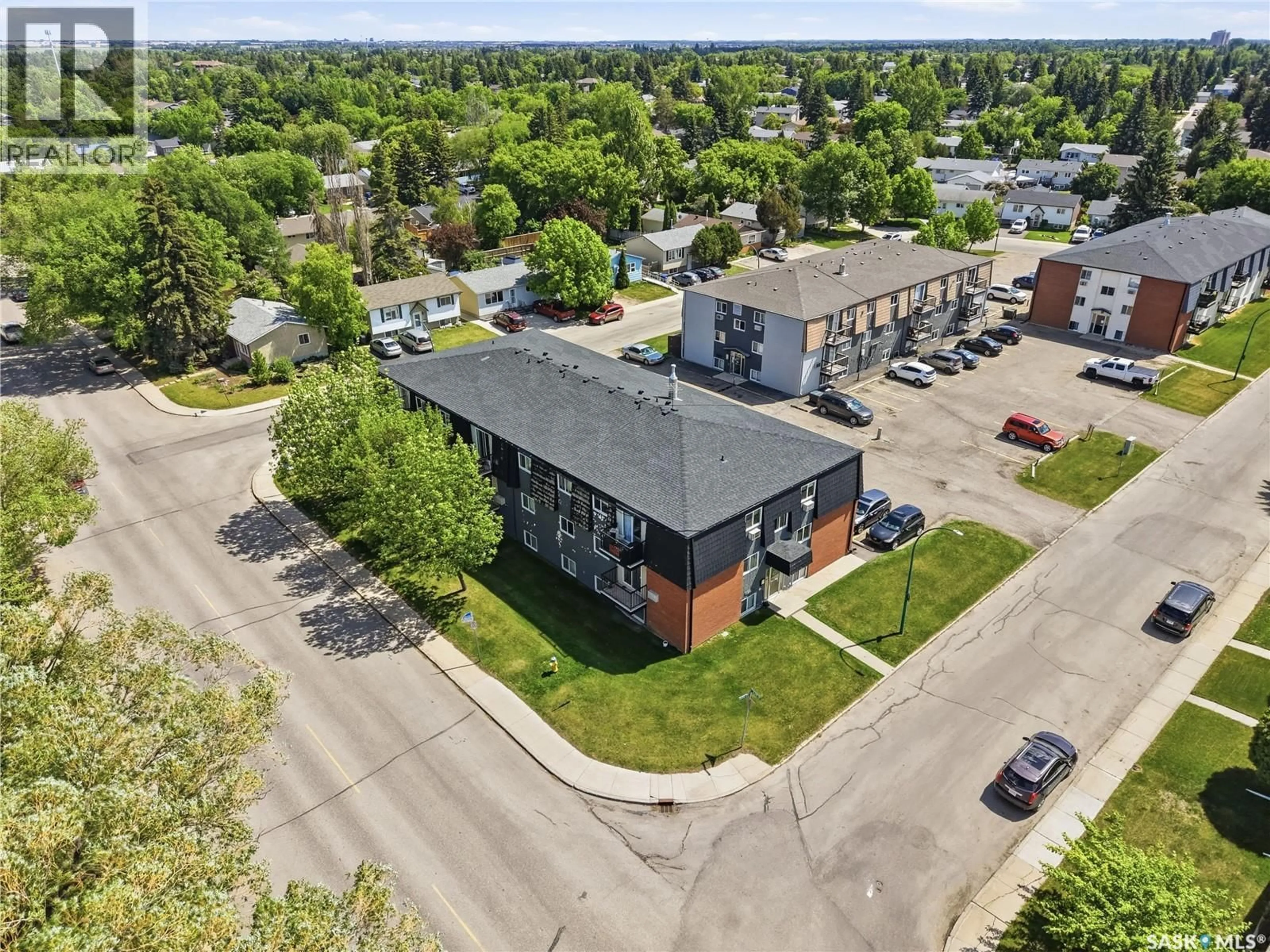 A pic from outside/outdoor area/front of a property/back of a property/a pic from drone, unknown for 7 - 115 ACADIA DRIVE, Saskatoon Saskatchewan S7H4T8