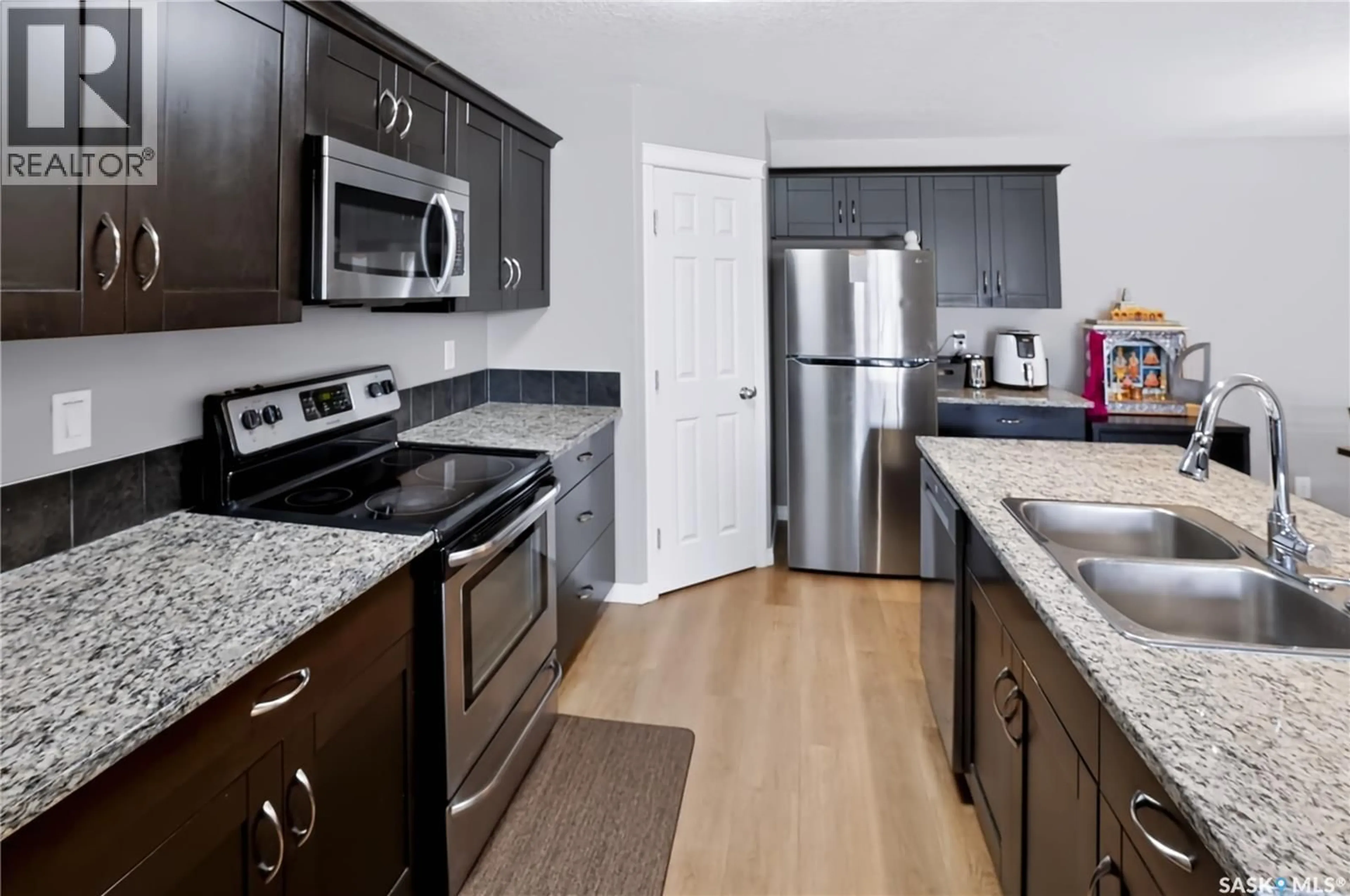 Standard kitchen, unknown for 125 - 113 WILLIS CRESCENT, Saskatoon Saskatchewan S7T0T1
