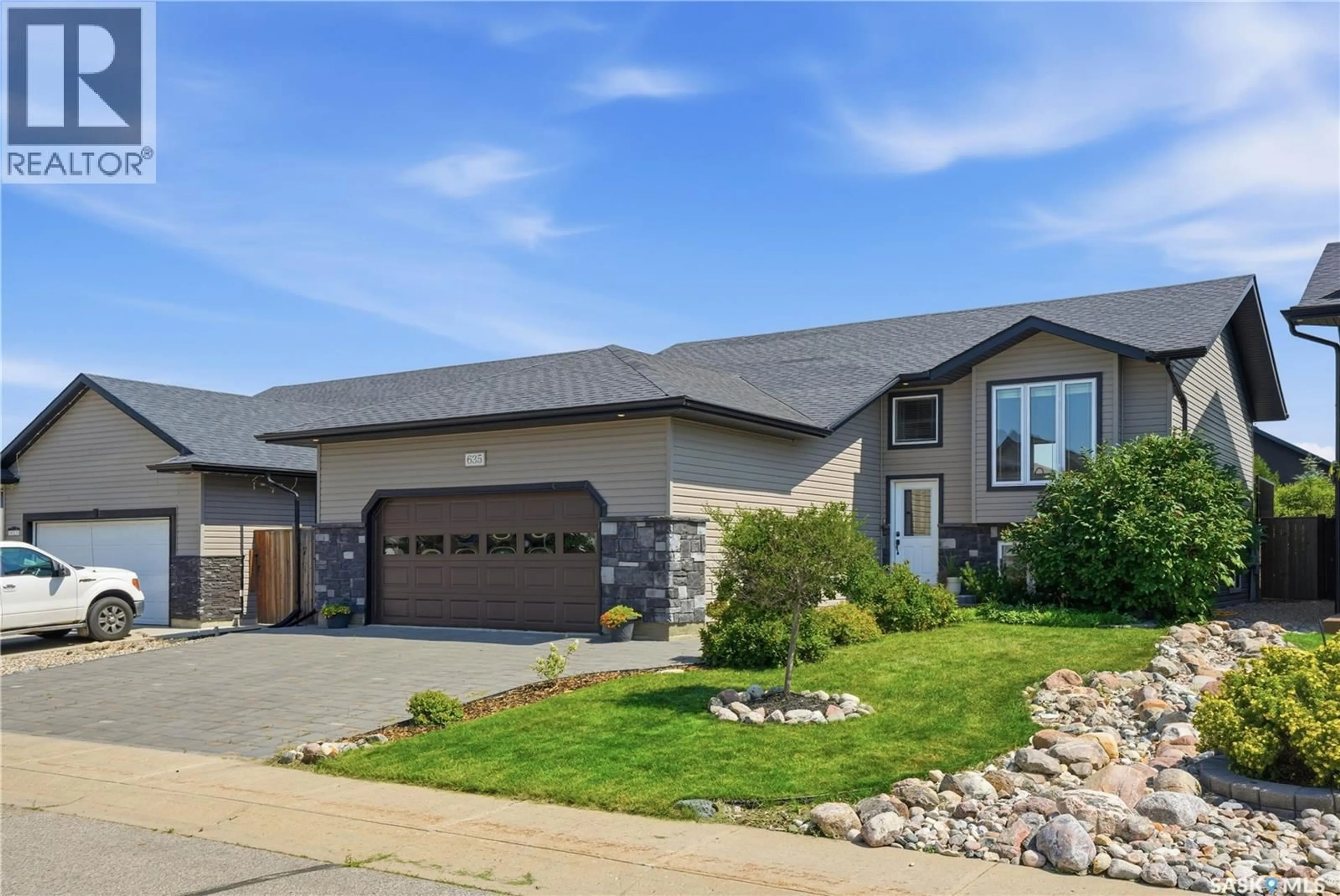 Home with vinyl exterior material, street for 635 REDWOOD CRESCENT, Warman Saskatchewan S0K4S2