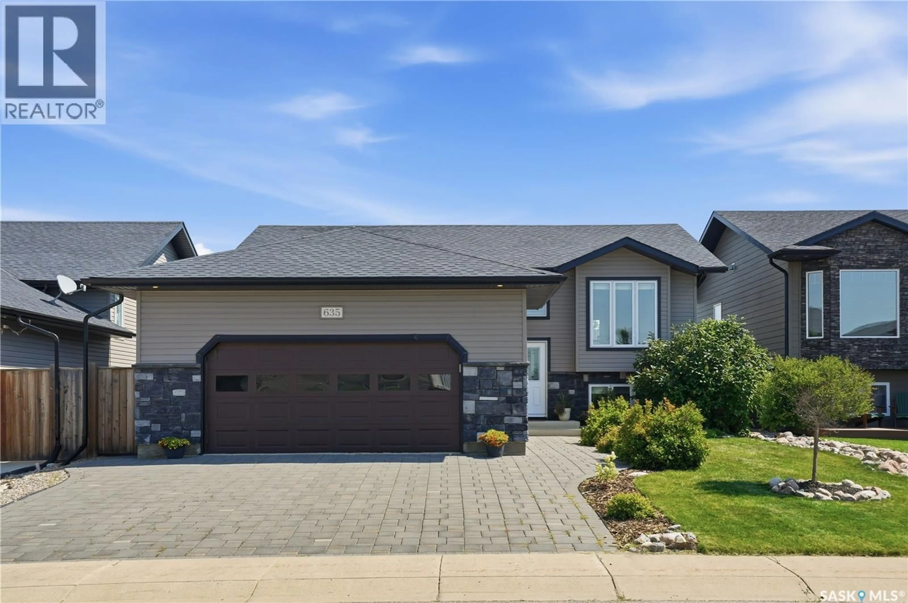Home with vinyl exterior material, street for 635 REDWOOD CRESCENT, Warman Saskatchewan S0K4S2